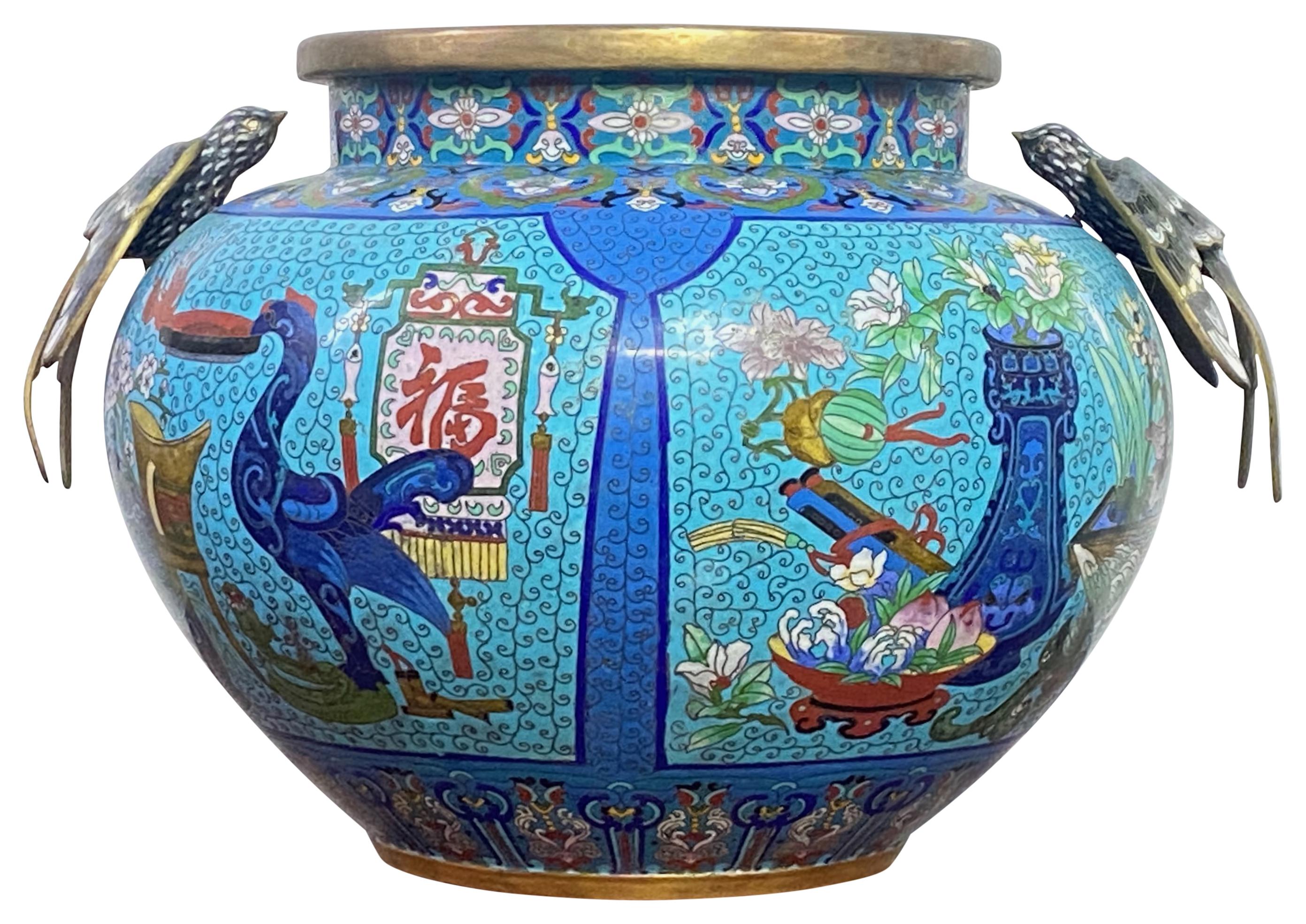 20ième siècle Grande urne chinoise ancienne en cloisonné et laiton en vente