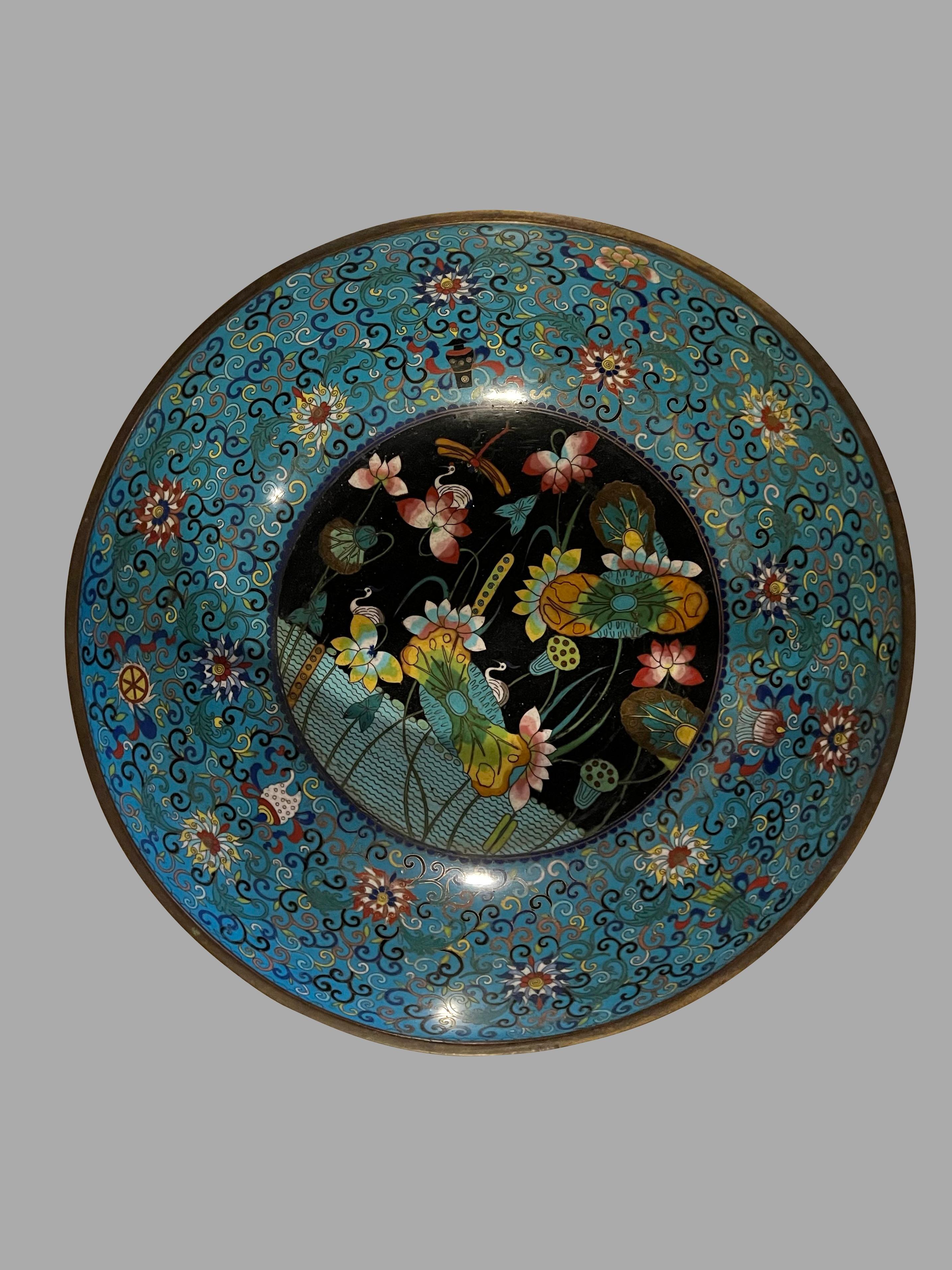 Esportazione cinese Grande ciotola antica cinese in cloisonne su supporto in legno massiccio personalizzato in vendita