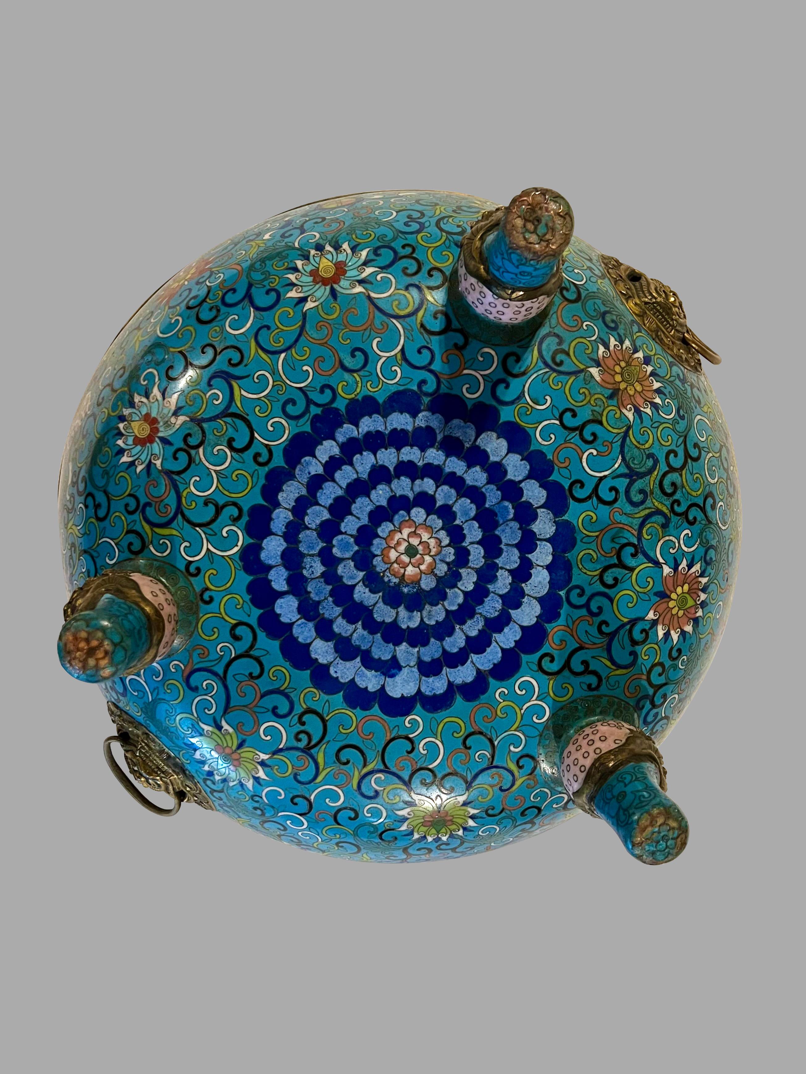 Cinese Grande ciotola antica cinese in cloisonne su supporto in legno massiccio personalizzato in vendita