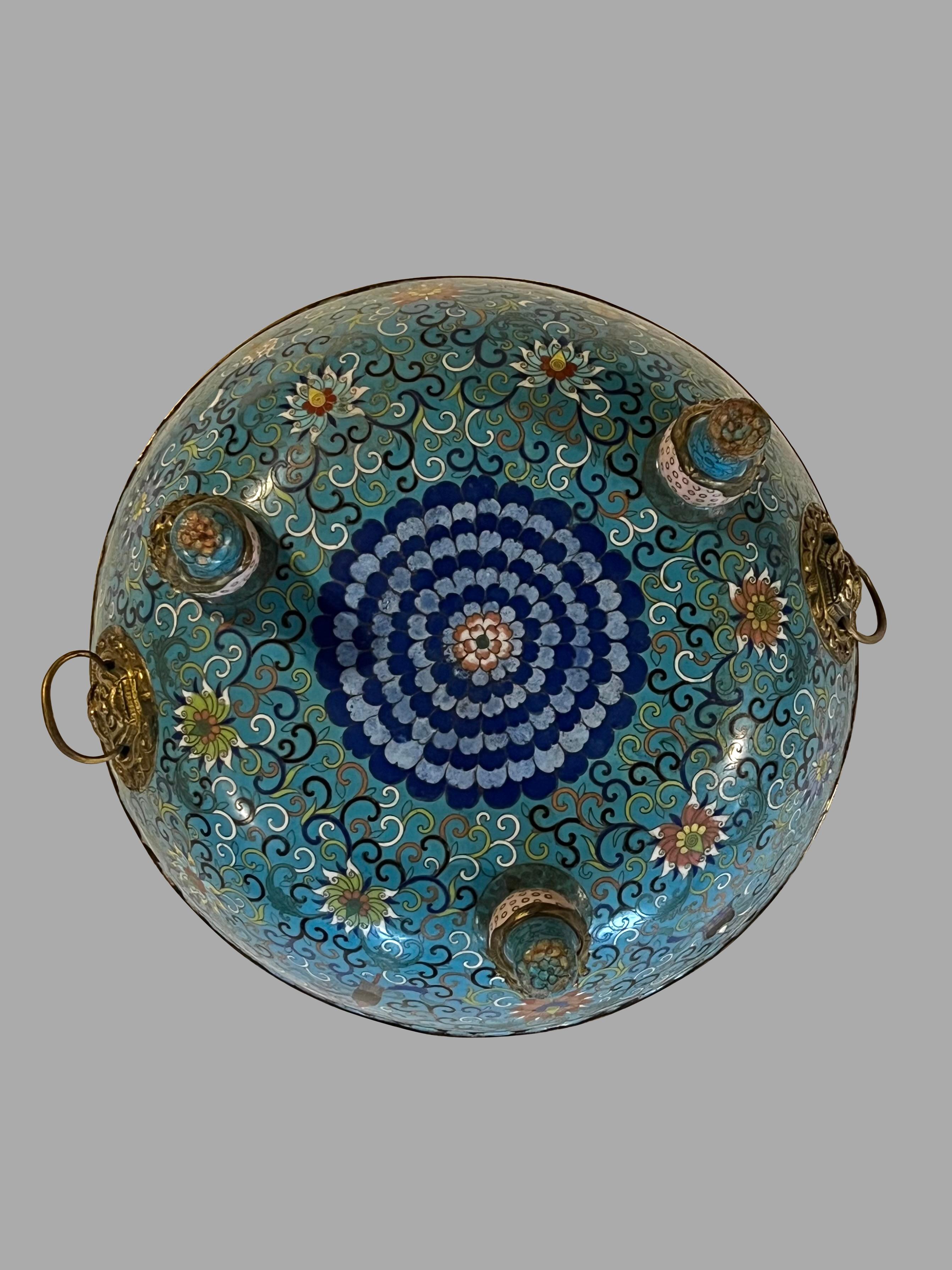 Grande ciotola antica cinese in cloisonne su supporto in legno massiccio personalizzato In condizioni buone in vendita a San Francisco, CA