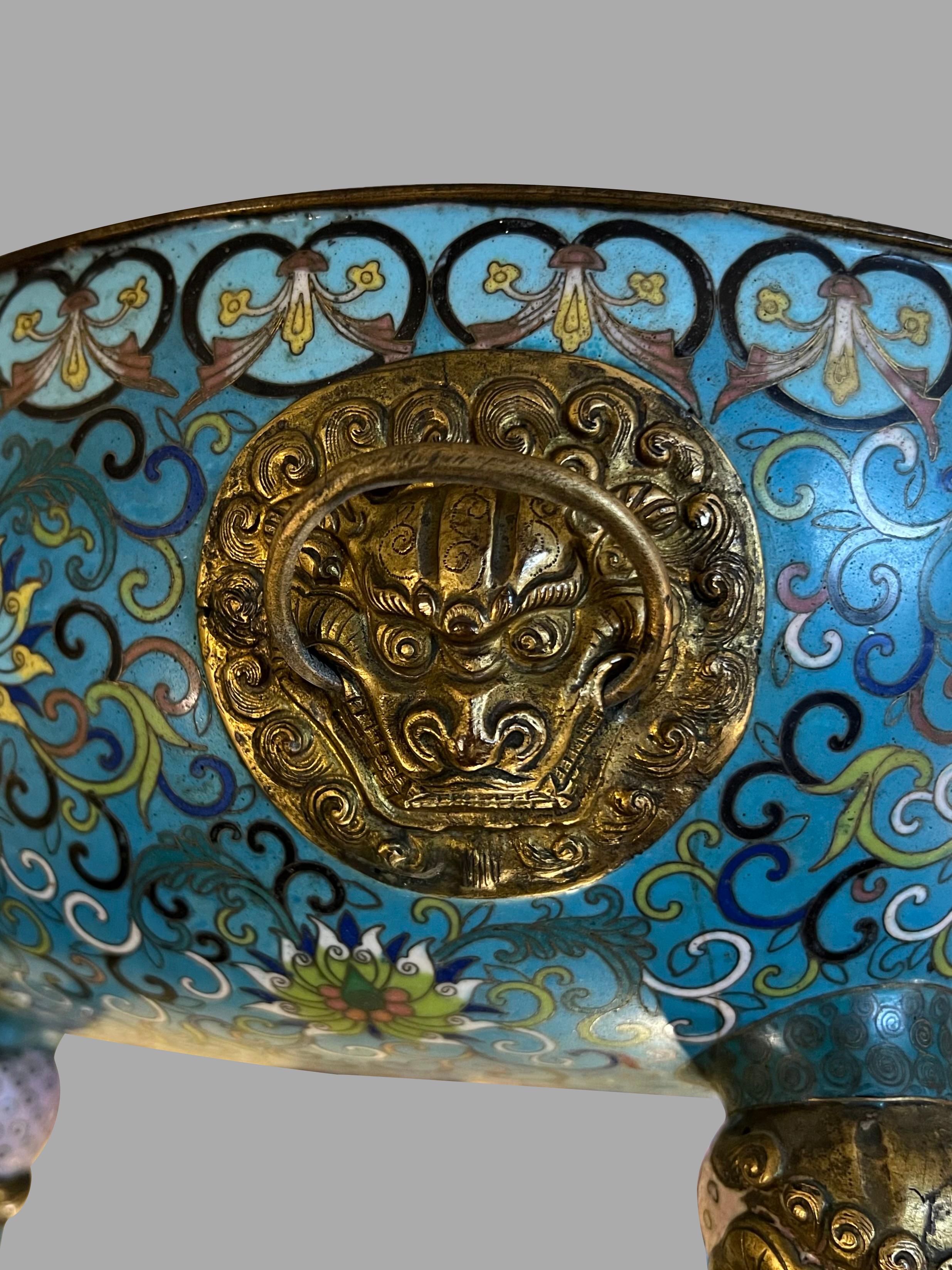 XIX secolo Grande ciotola antica cinese in cloisonne su supporto in legno massiccio personalizzato in vendita