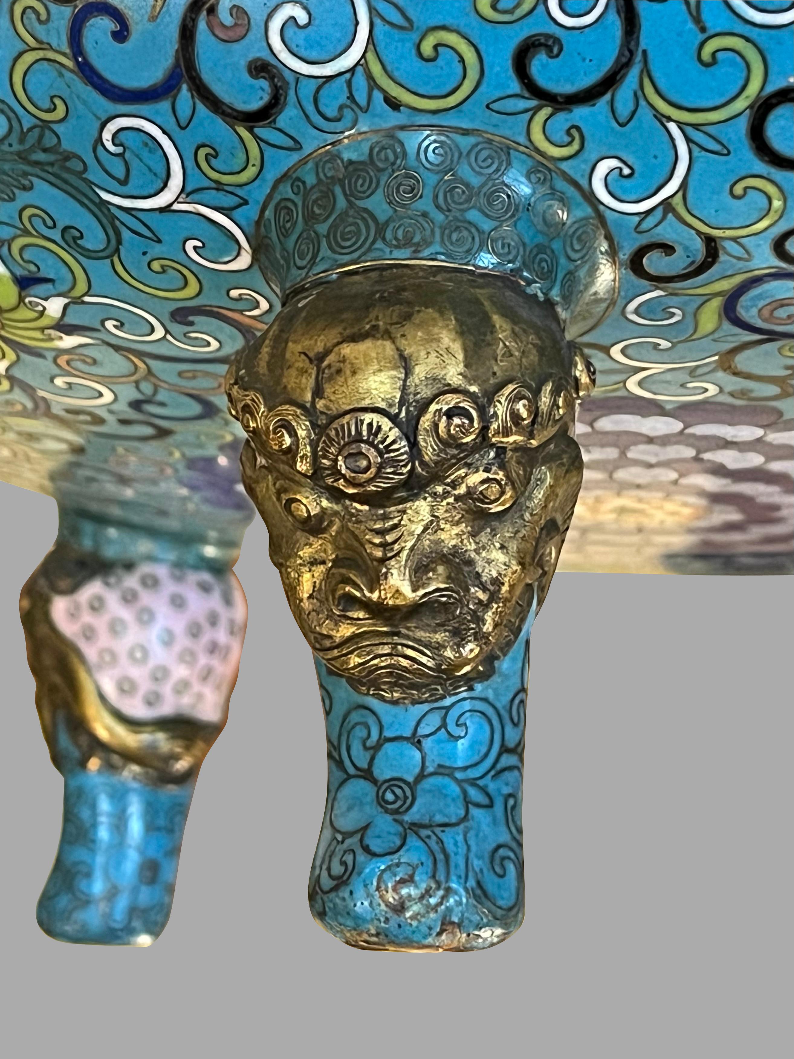 Ottone Grande ciotola antica cinese in cloisonne su supporto in legno massiccio personalizzato in vendita