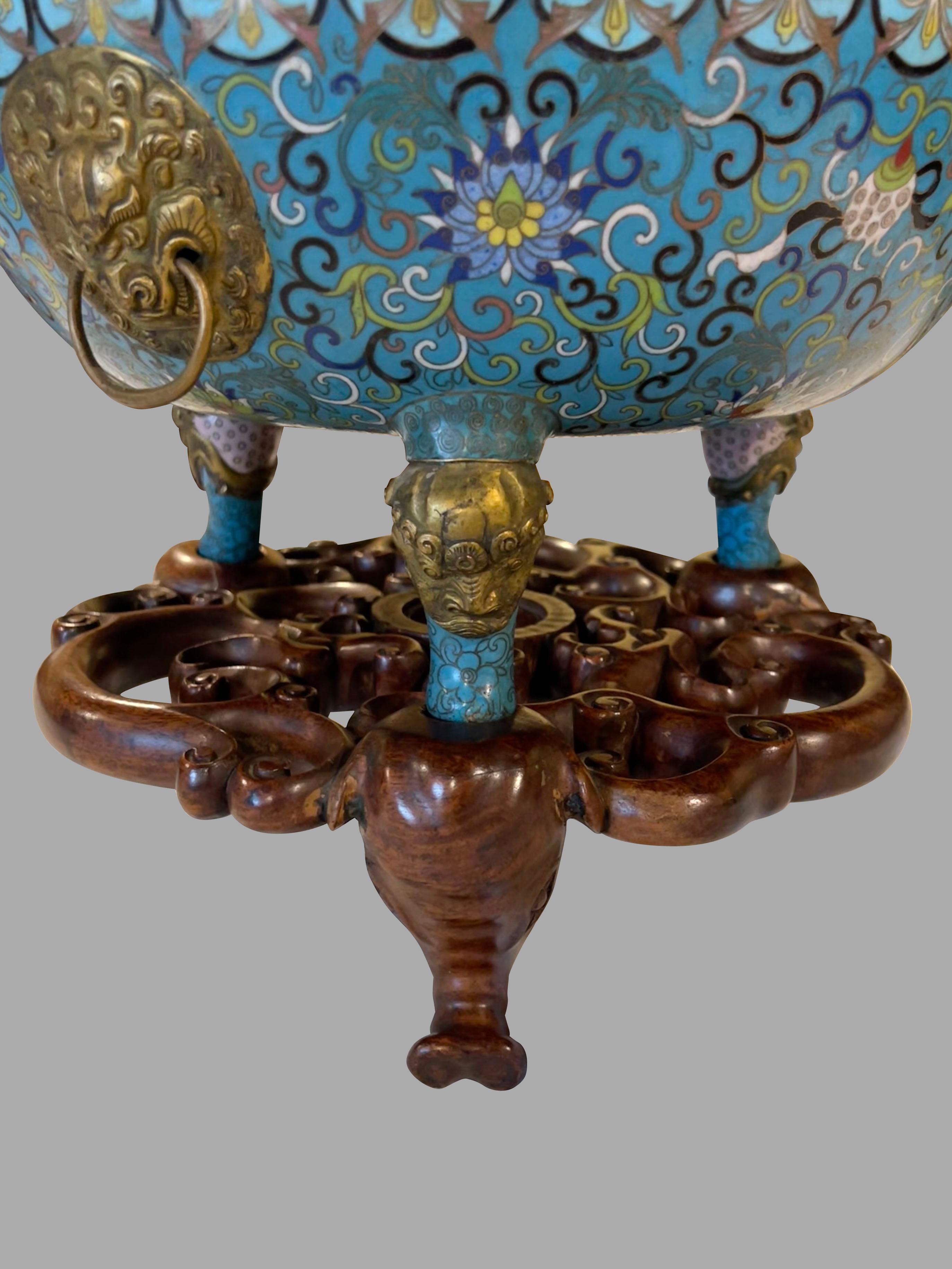 Grande ciotola antica cinese in cloisonne su supporto in legno massiccio personalizzato in vendita 1