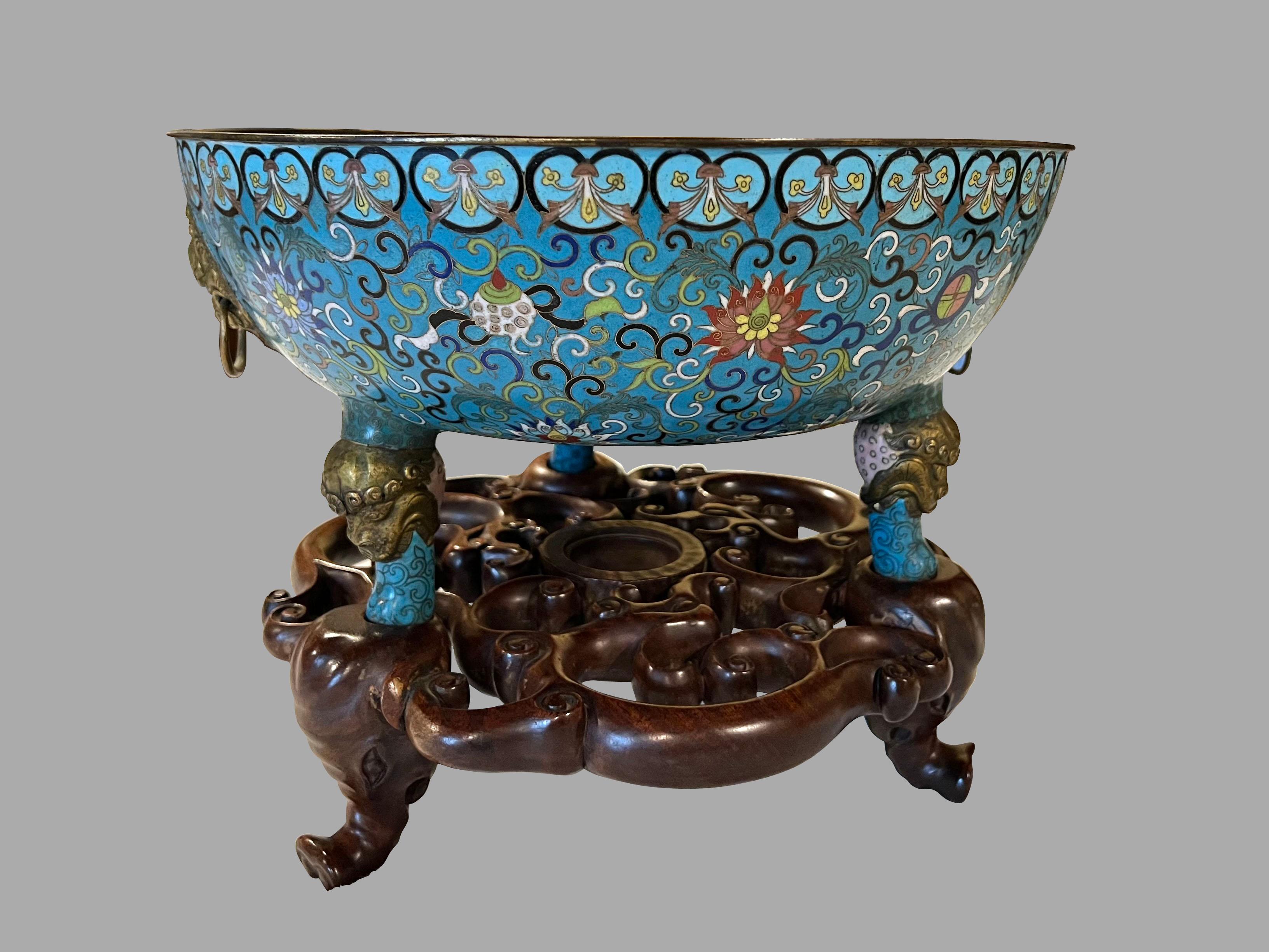 Grande ciotola antica cinese in cloisonne su supporto in legno massiccio personalizzato in vendita 2