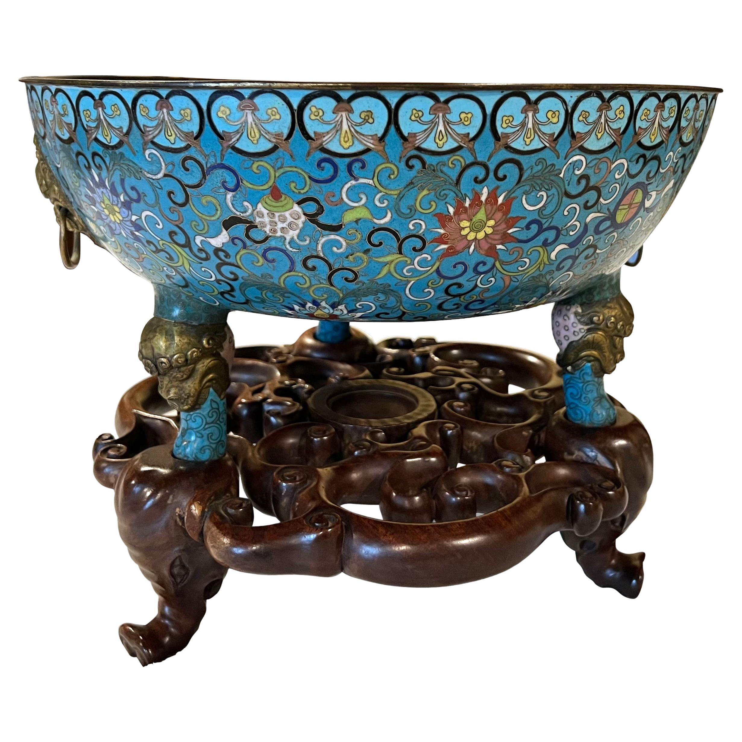 Große antike chinesische Cloisonneschale auf individuellem Hartholz Stand