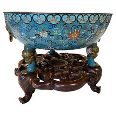 Grande coupe chinoise ancienne en cloisonné sur un stand en bois dur d'époque