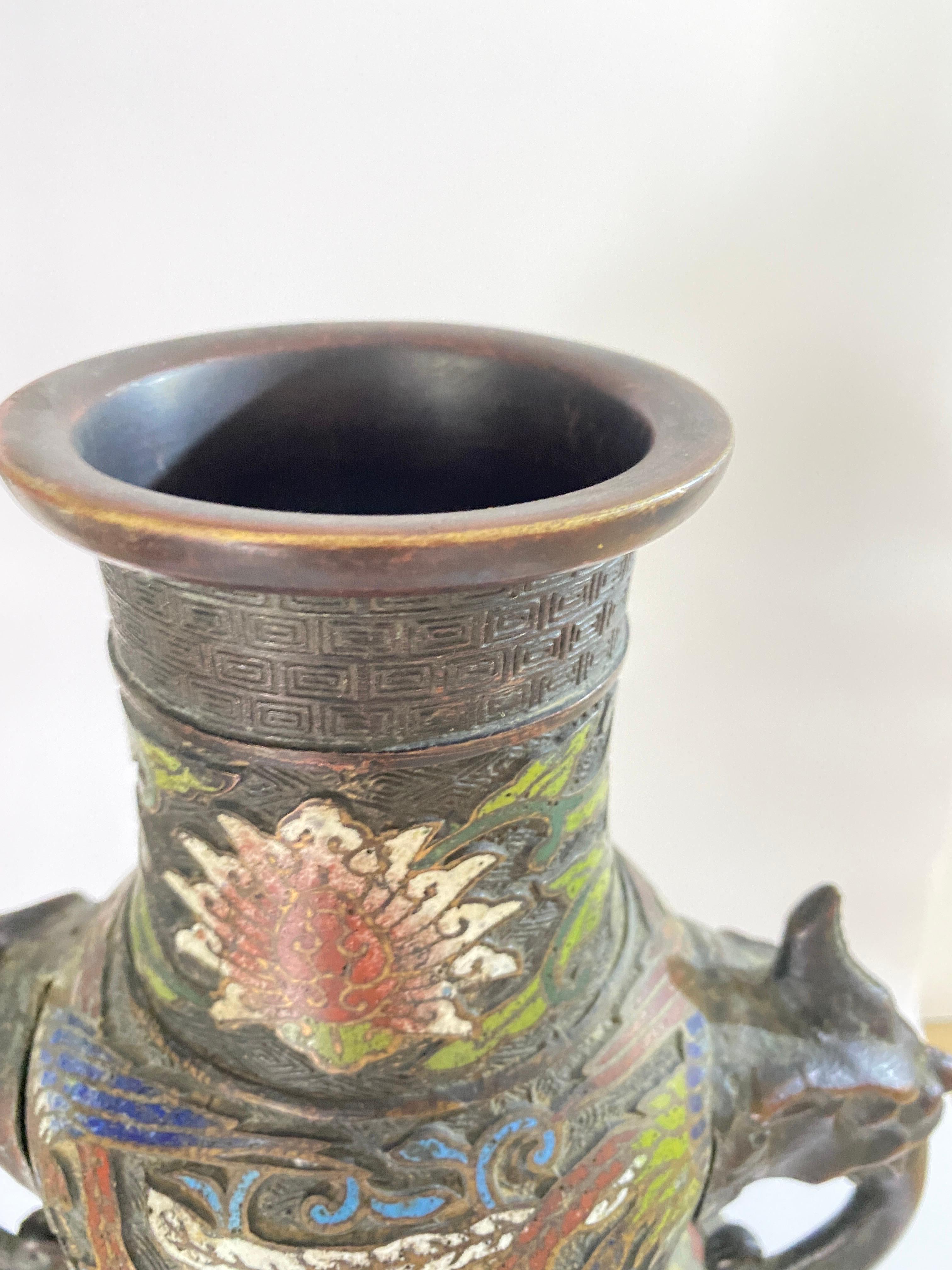 Grand vase chinois ancien en bronze cloisonné champlev, Chine, vers 1890 État moyen - En vente à Auribeau sur Siagne, FR
