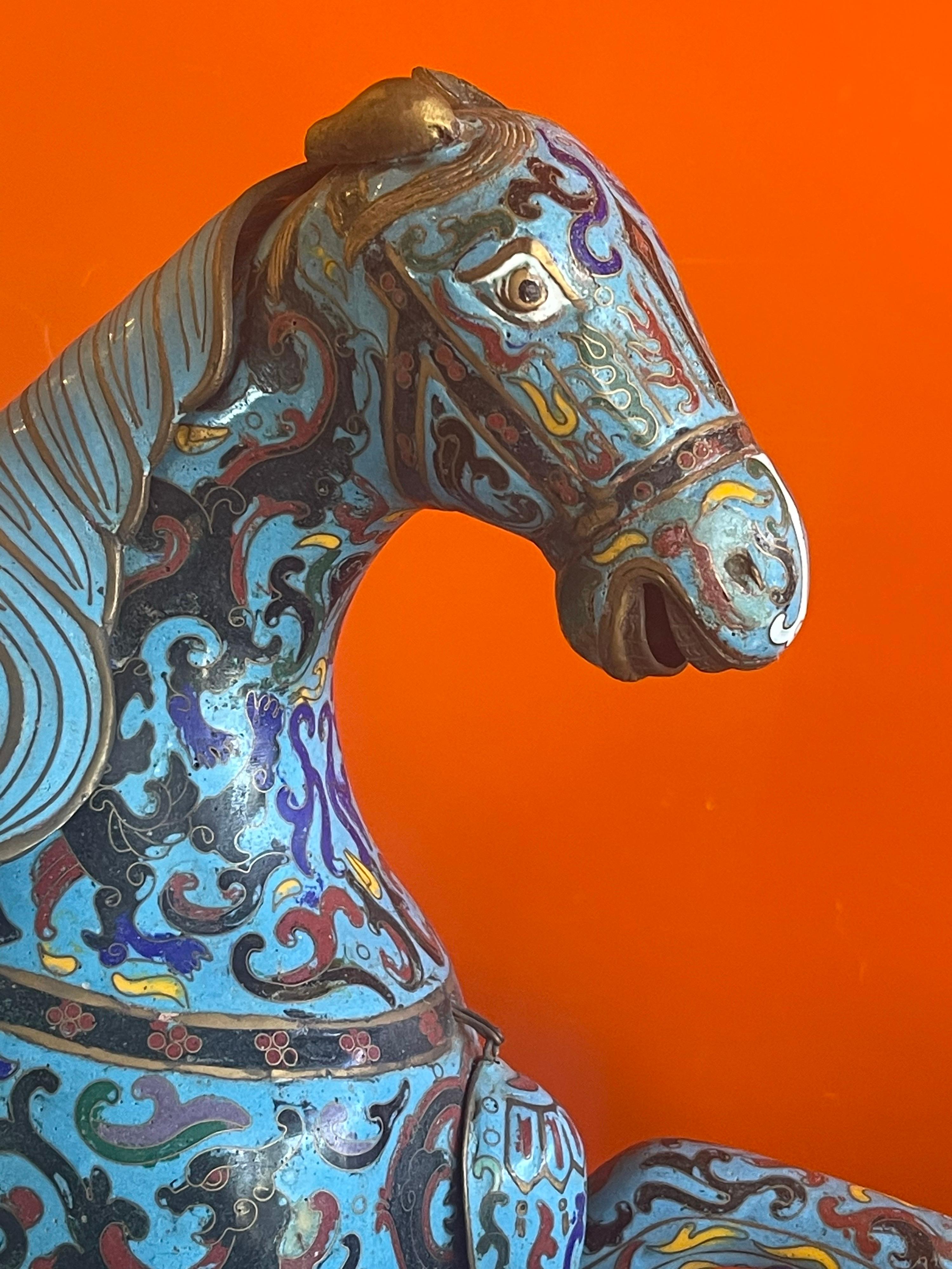 Grande sculpture chinoise ancienne de cheval de guerre en cloisonné en vente 3