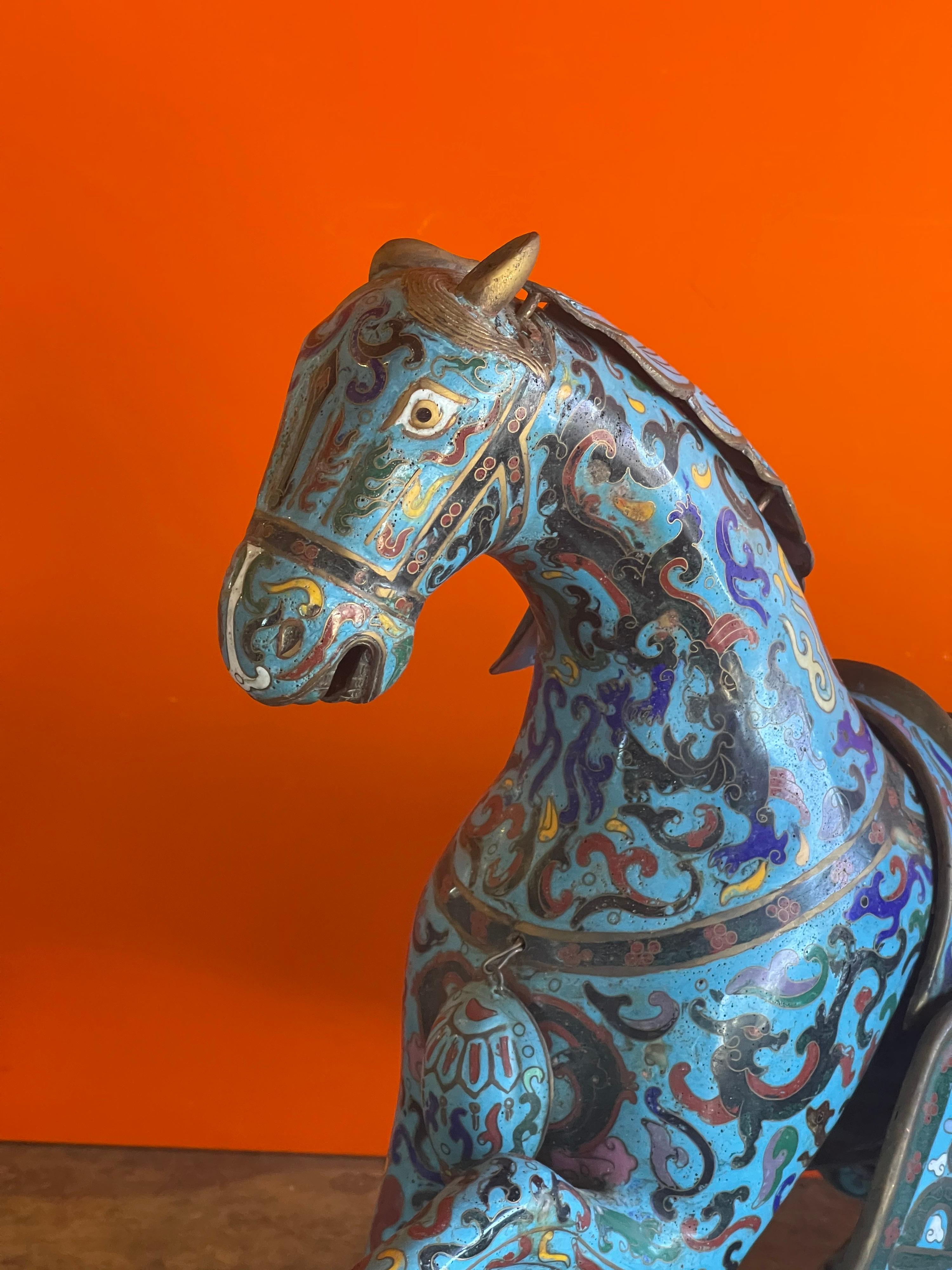 Grande sculpture chinoise ancienne de cheval de guerre en cloisonné en vente 4