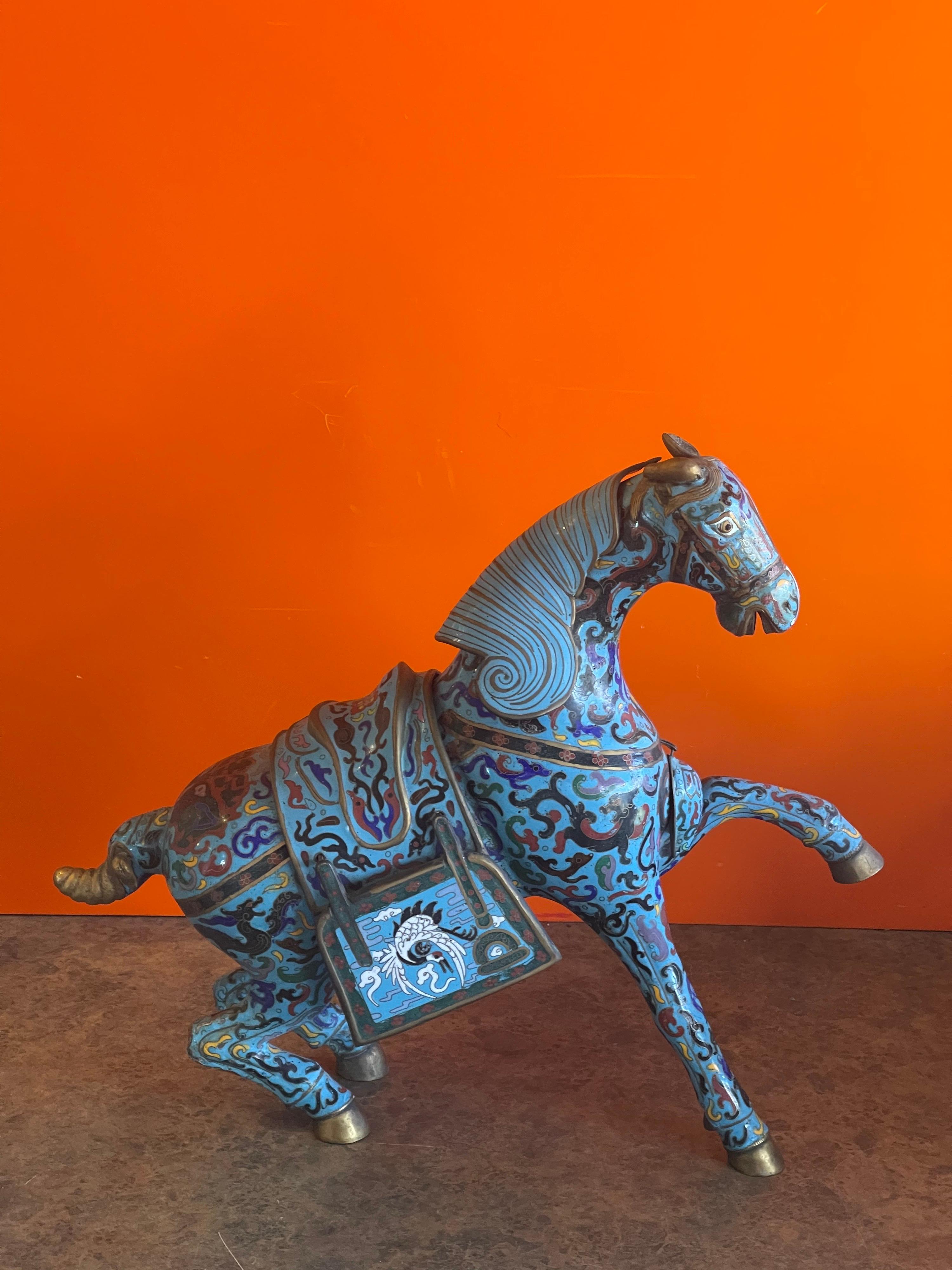 Chinoiseries Grande sculpture chinoise ancienne de cheval de guerre en cloisonné en vente