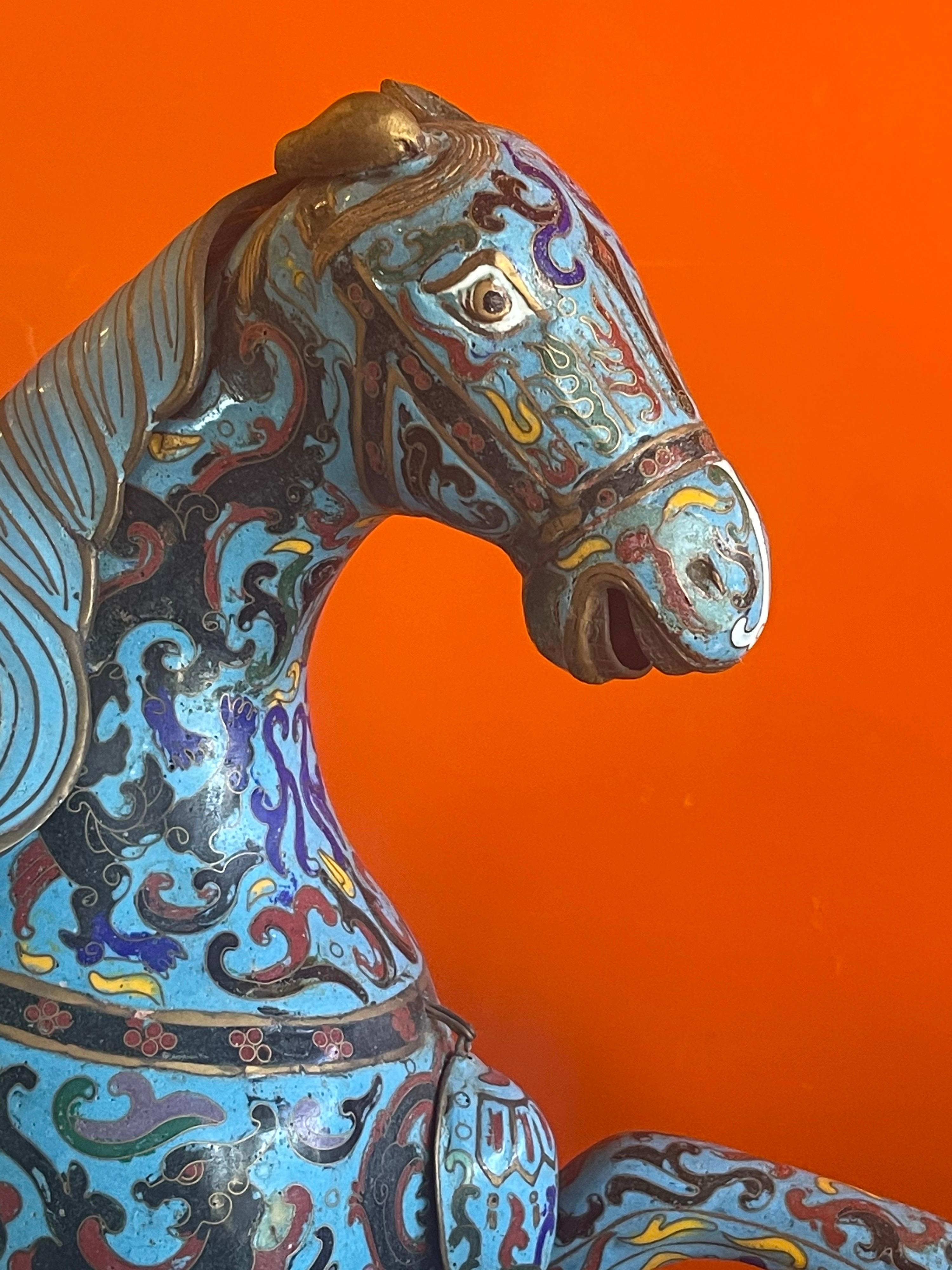 Cloisonné Grande sculpture chinoise ancienne de cheval de guerre en cloisonné en vente