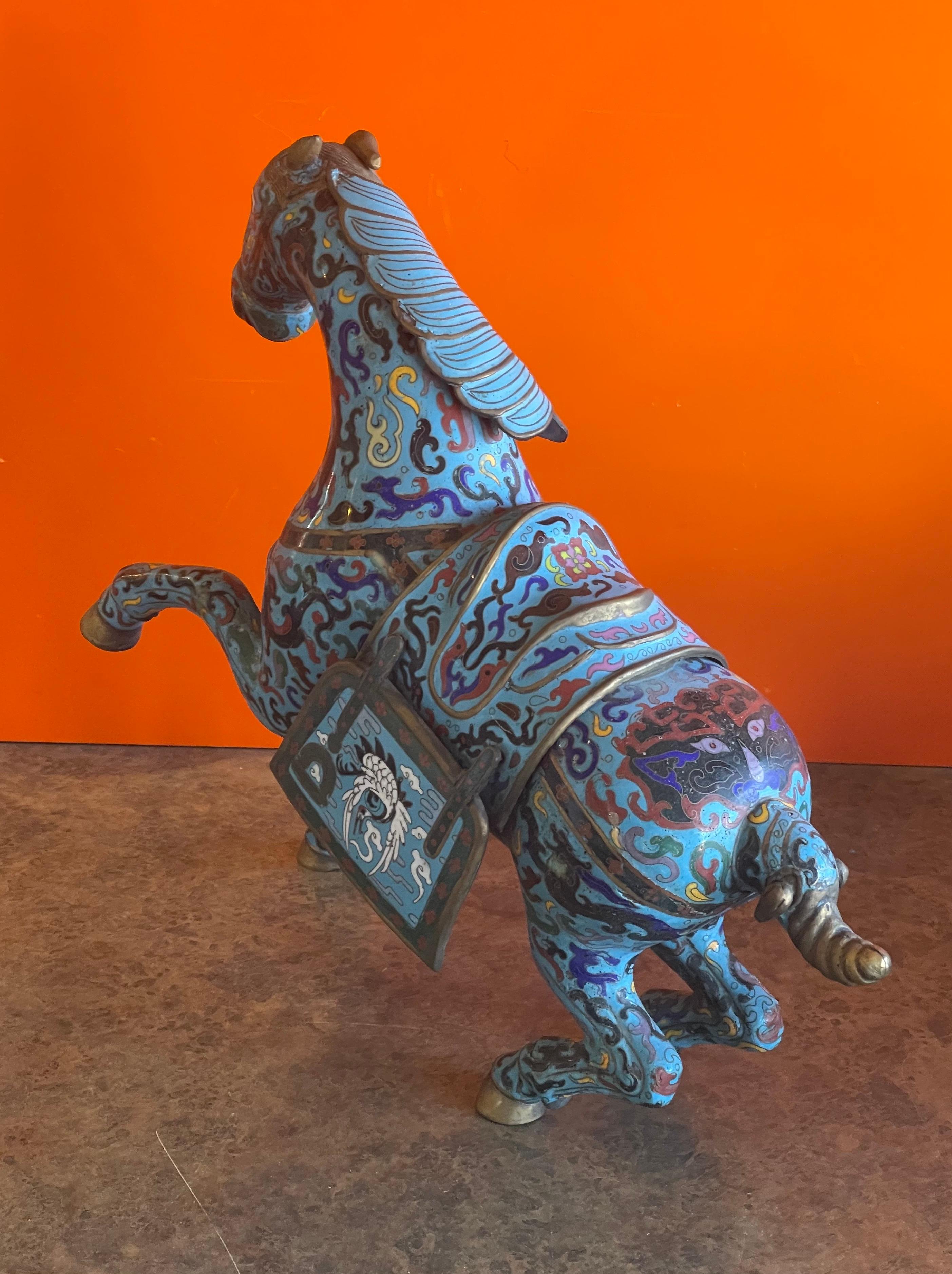 20ième siècle Grande sculpture chinoise ancienne de cheval de guerre en cloisonné en vente