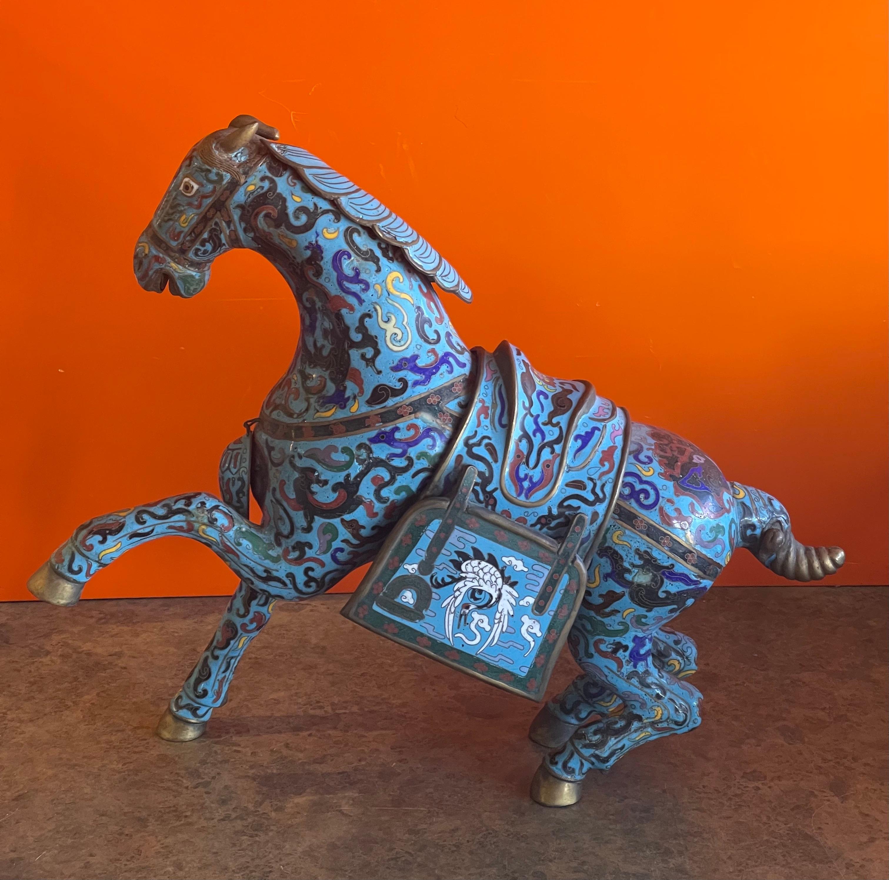 Métal Grande sculpture chinoise ancienne de cheval de guerre en cloisonné en vente