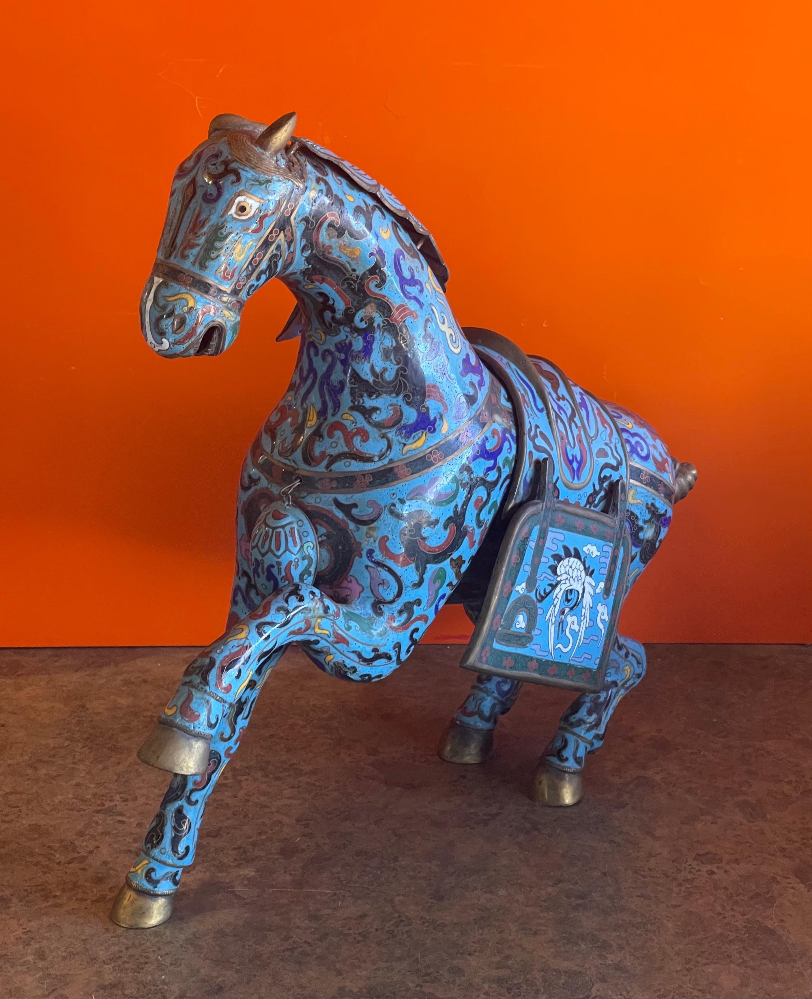 Grande sculpture chinoise ancienne de cheval de guerre en cloisonné en vente 1