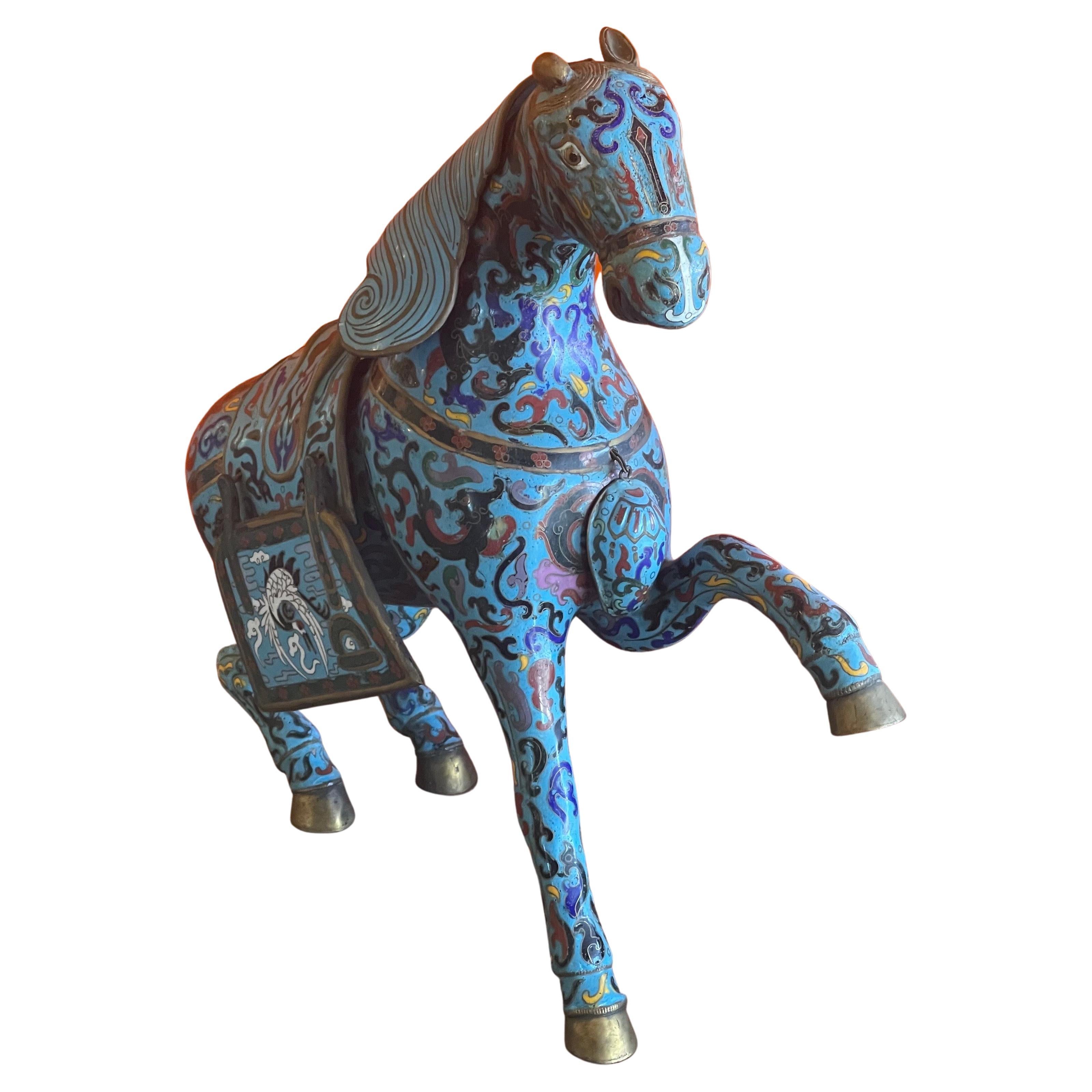 Grande sculpture chinoise ancienne de cheval de guerre en cloisonné en vente