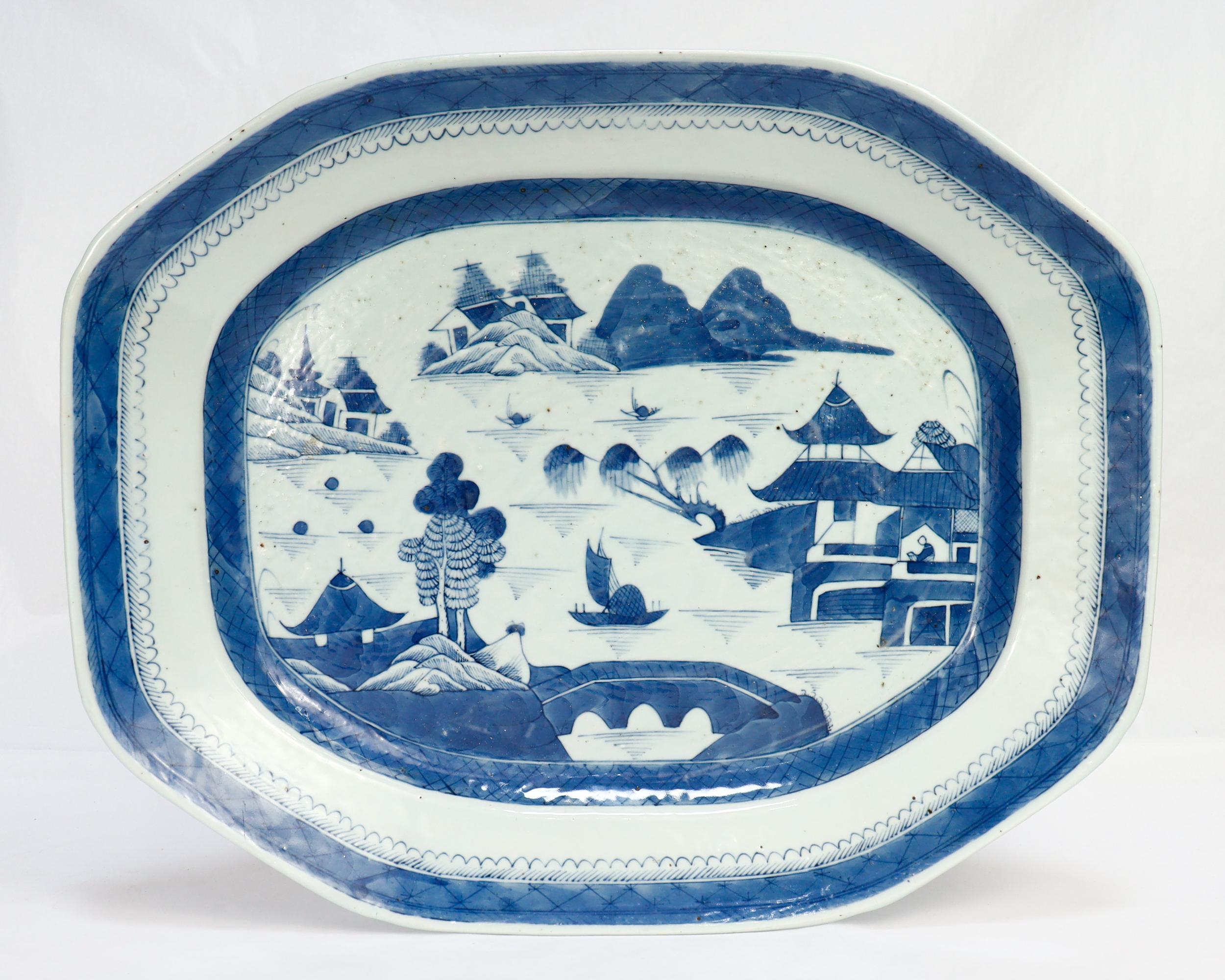 Eine feine antike chinesische Export Porzellan fußte Servierplatte oder Tablett.

Nach dem Muster von Canton.

Dekoriert in Unterglasurblau mit einem bergigen chinesischen Dorf mit Häusern, Bergen, Laub und einem Fluss mit Boot. 

Mit einem