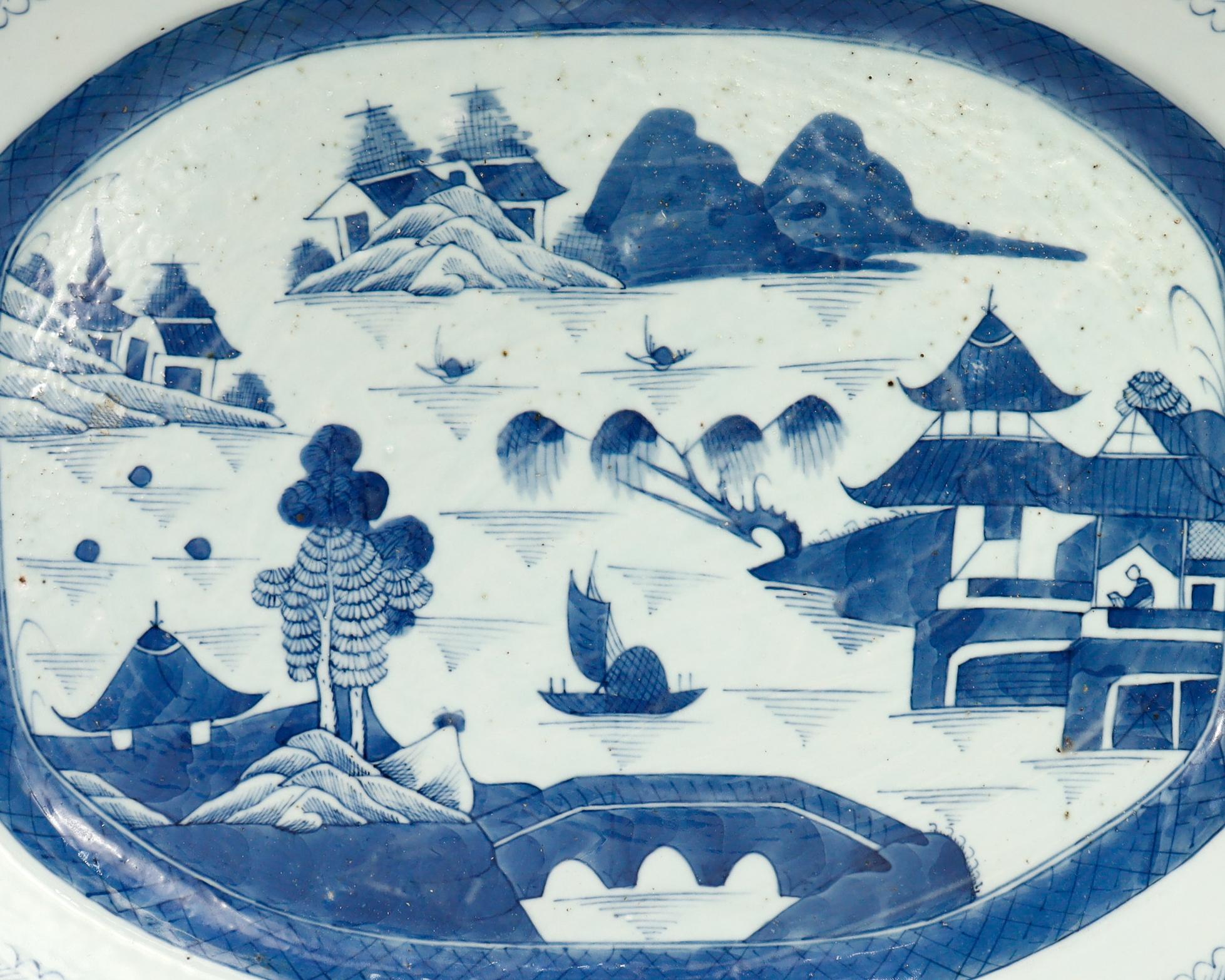Große antike chinesische Export Blau & Weiß Kanton Porzellan Servierplatte/Tablett (Chinesischer Export) im Angebot