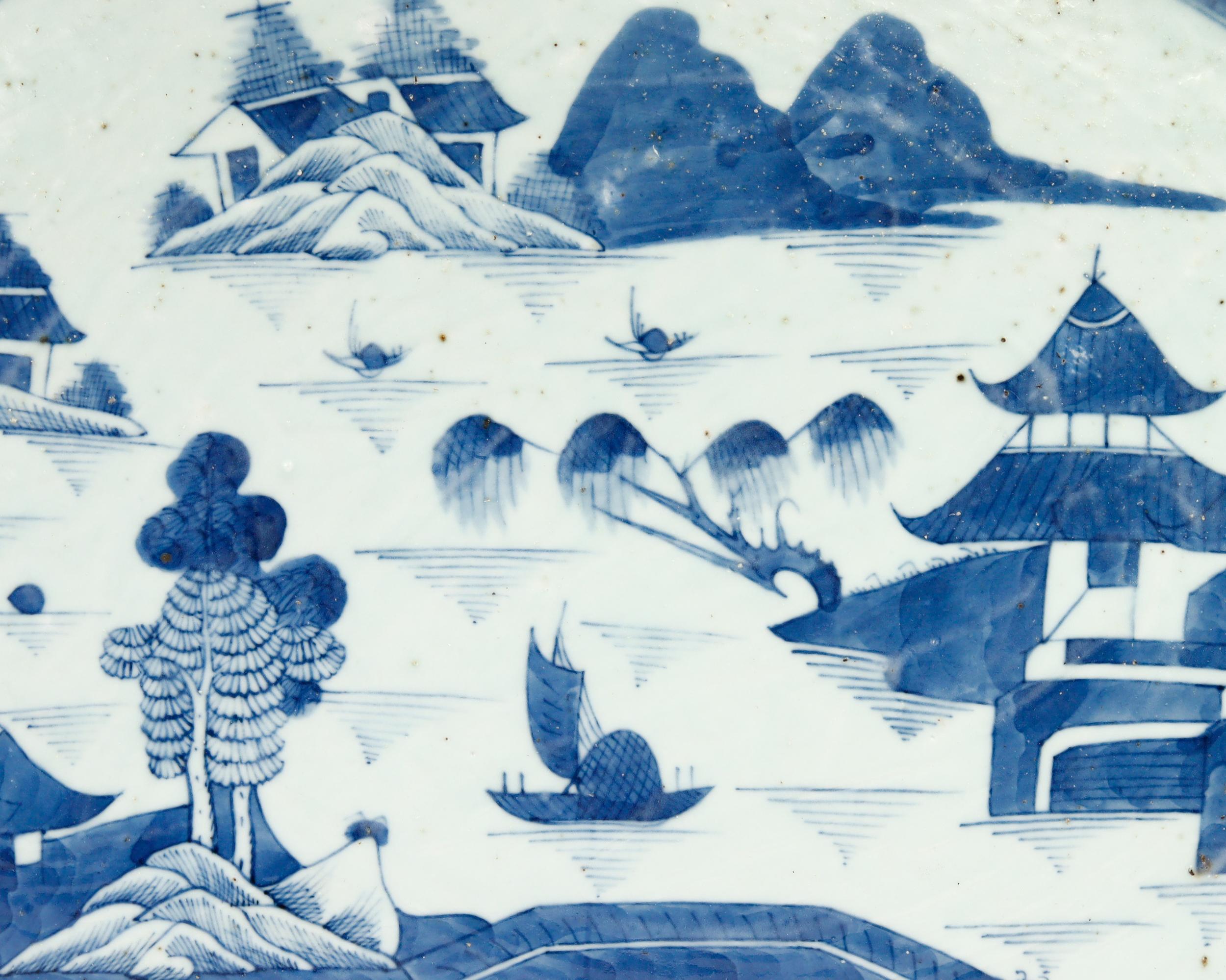 Große antike chinesische Export Blau & Weiß Kanton Porzellan Servierplatte/Tablett (Chinesisch) im Angebot
