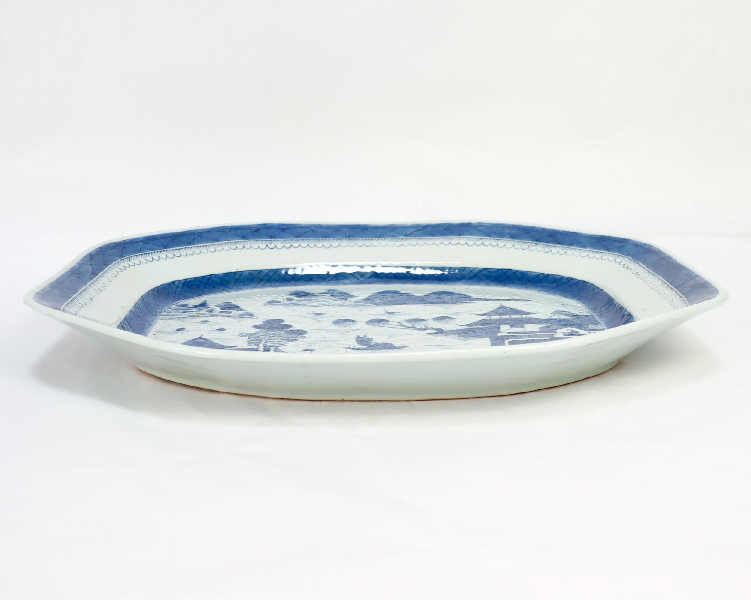 Große antike chinesische Export Blau & Weiß Kanton Porzellan Servierplatte/Tablett im Angebot 1