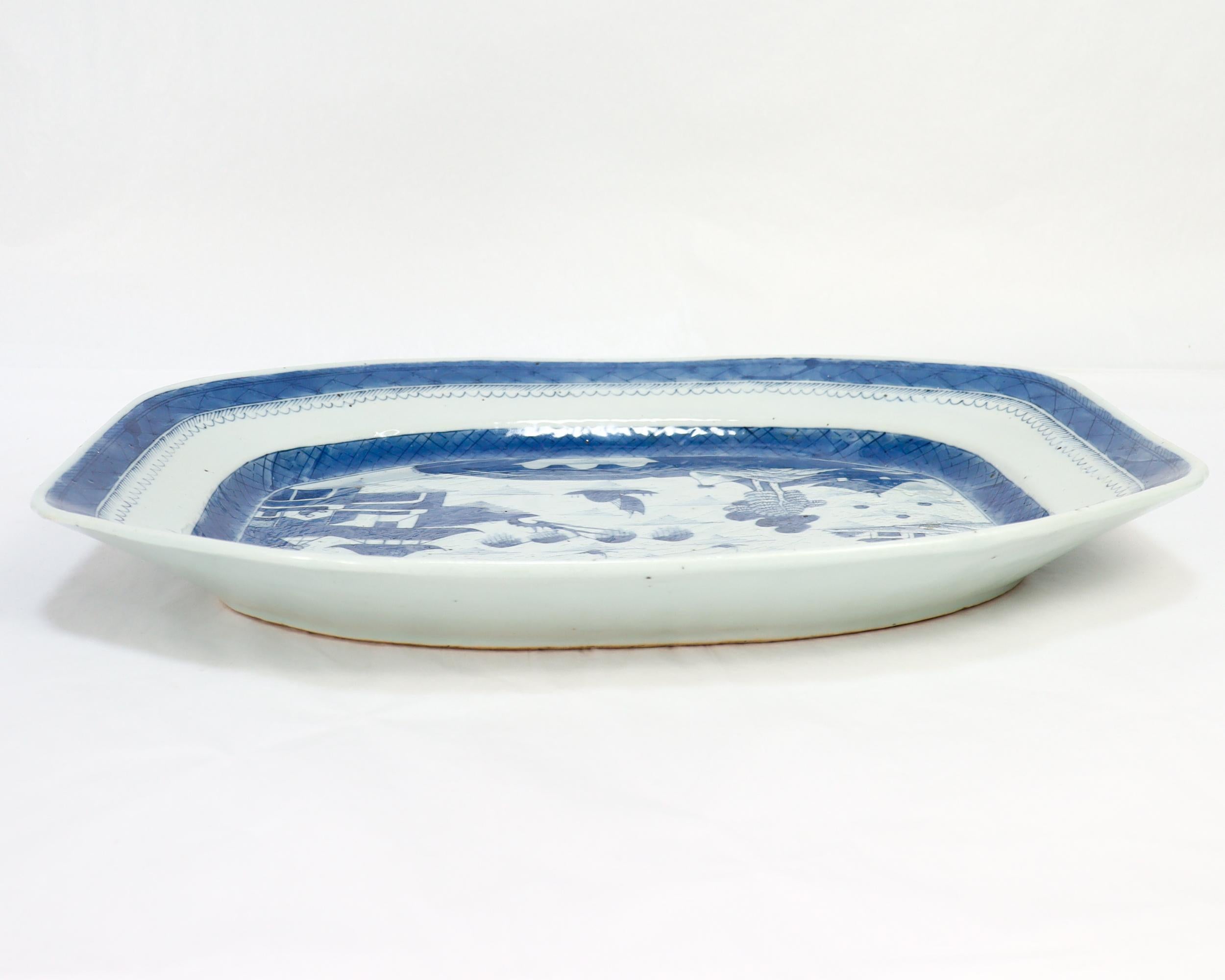 Große antike chinesische Export Blau & Weiß Kanton Porzellan Servierplatte/Tablett im Angebot 3