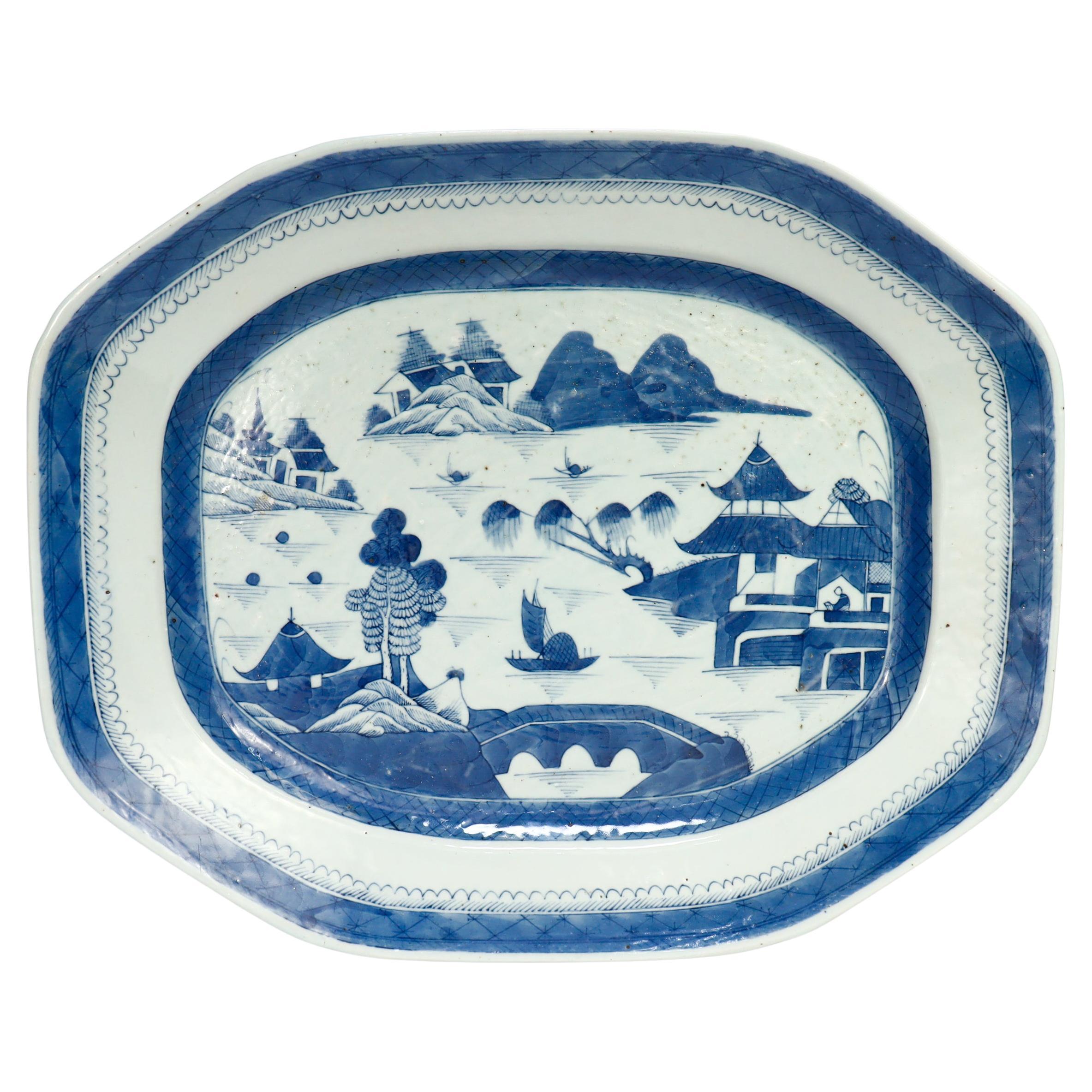Grand plat de service/plateau ancien en porcelaine de Canton bleu et blanc d
exportation chinoise