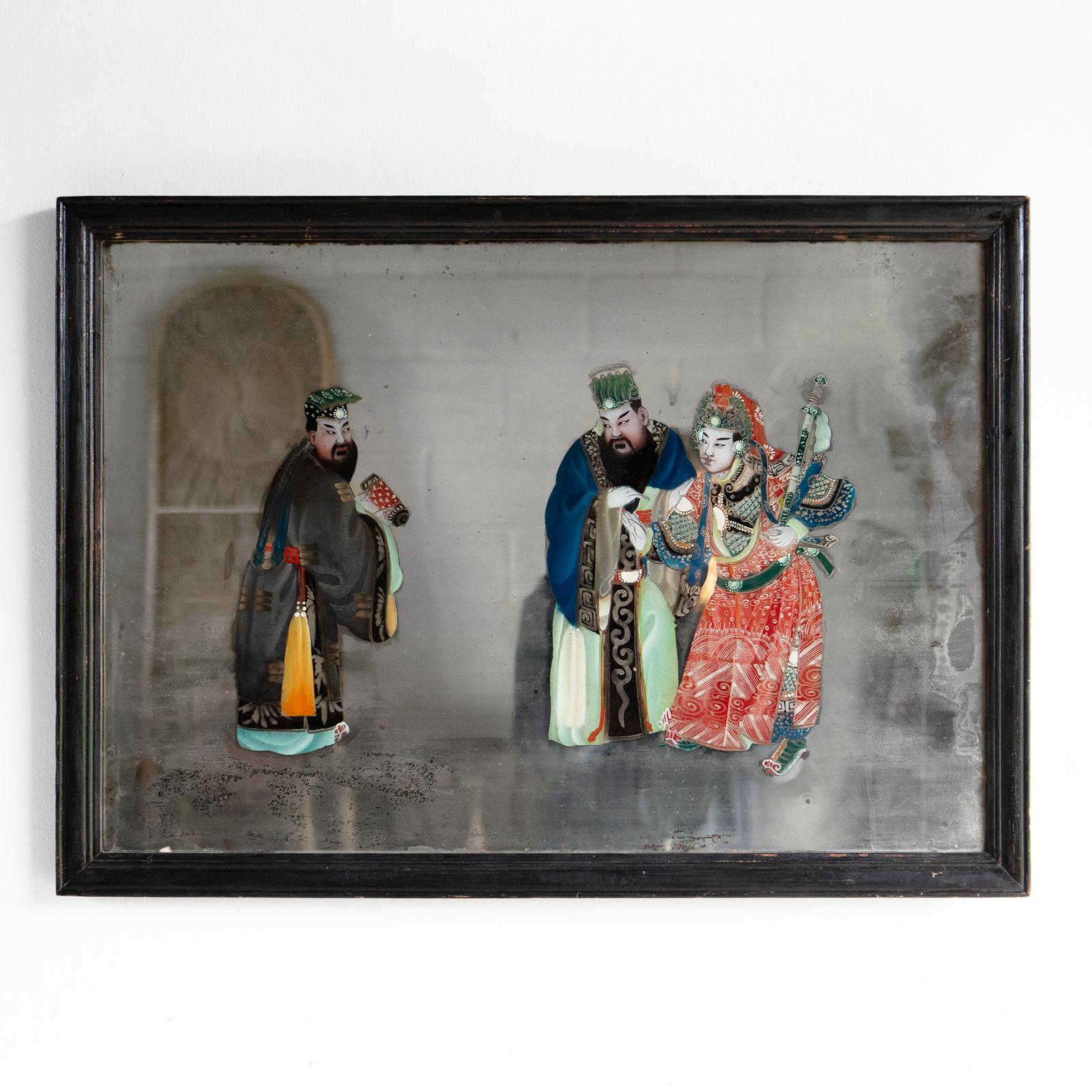 MIROIR CHINOIS ANCIEN PEINT À L'ENVERS

D'une échelle plus grande que la moyenne, avec trois personnages peints dans la partie centrale sur un grand fond en miroir. 

Les personnages sont habilement peints au revers du verre et, en raison de leurs