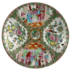 Grand plat ancien en porcelaine de Chine avec médaillon de la famille rose 13.5".