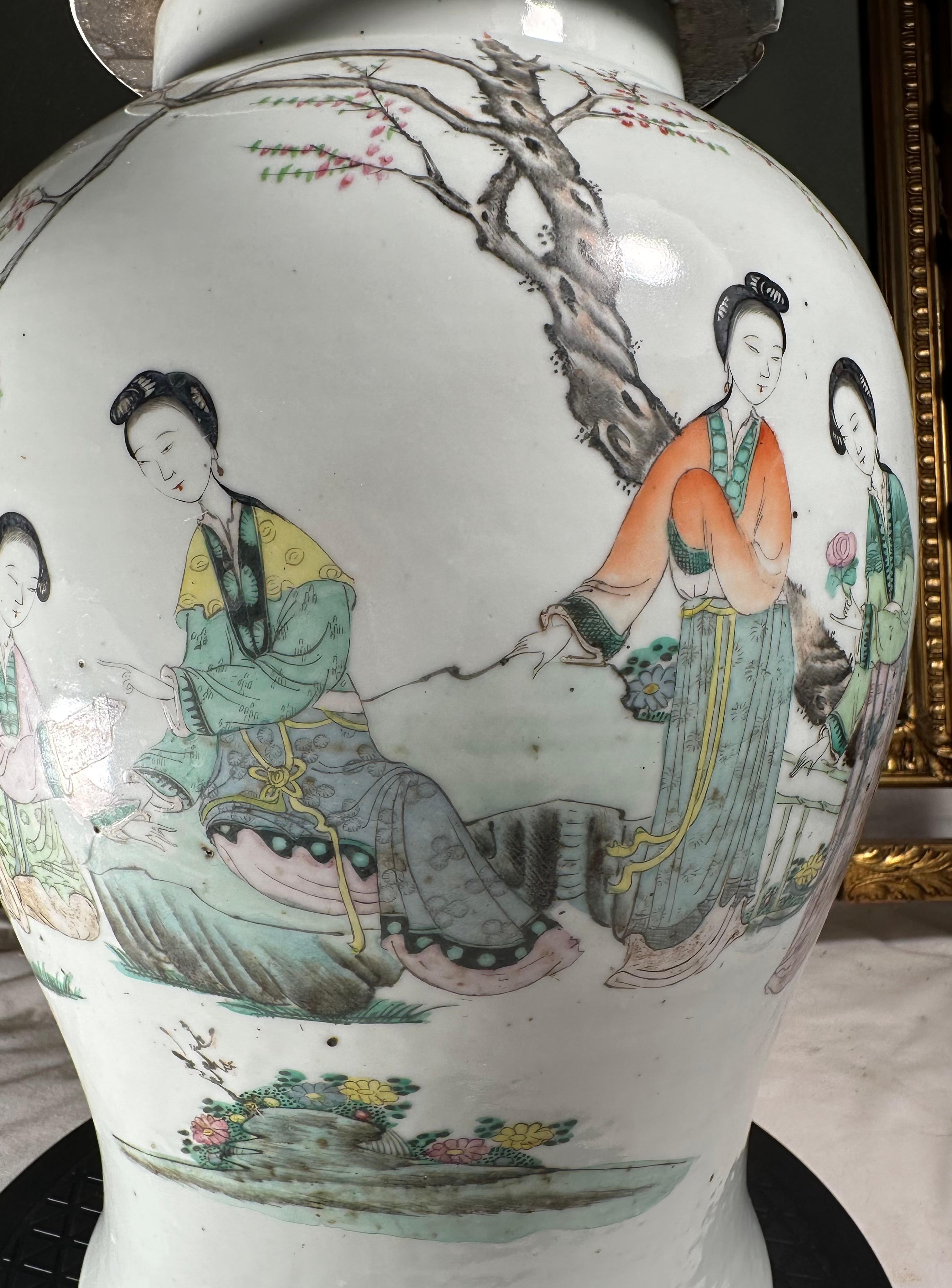 Grand vase balustre en porcelaine de la famille rose de Chine, jarre à temple. en vente 2