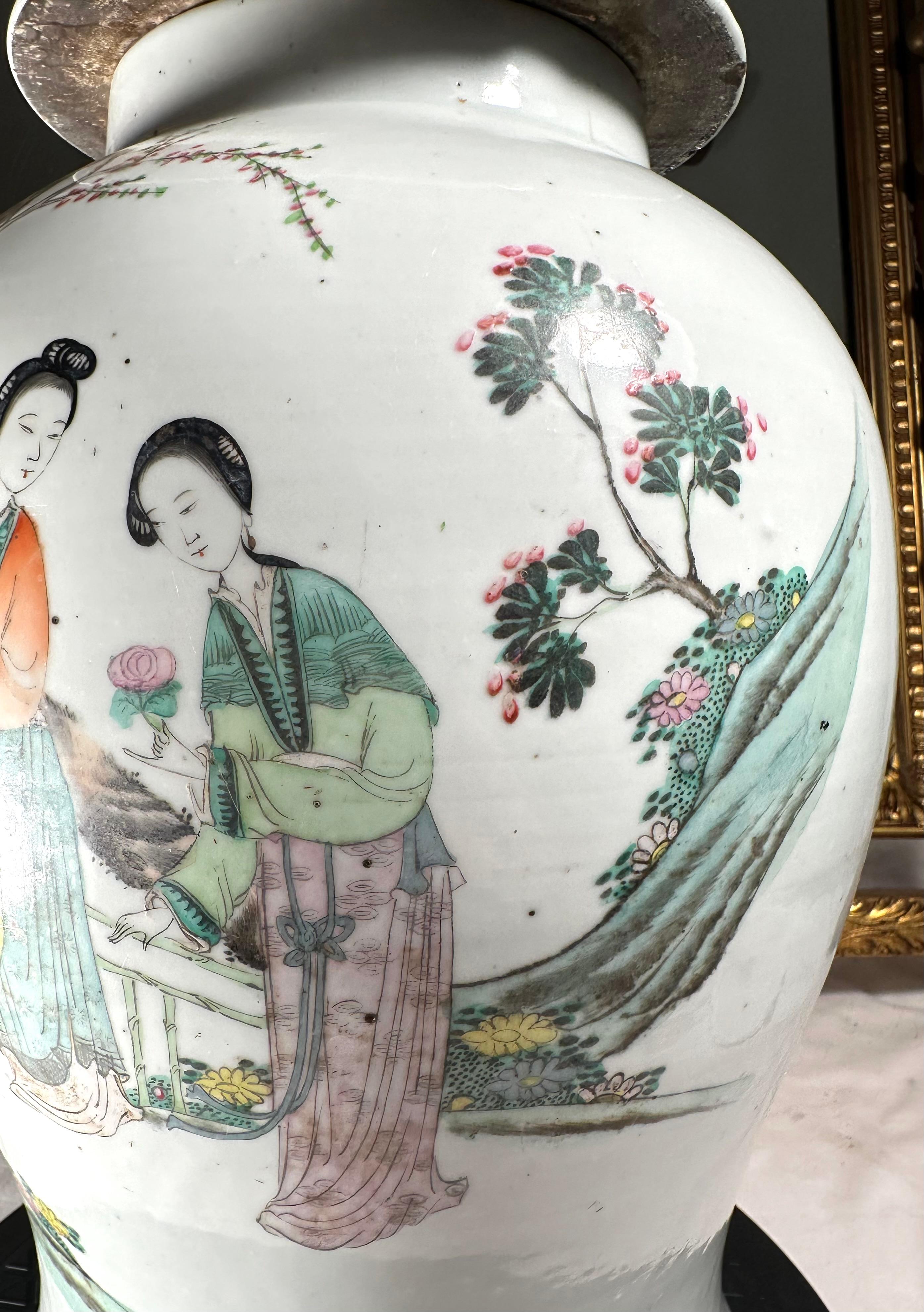 Grand vase balustre en porcelaine de la famille rose de Chine, jarre à temple. en vente 3