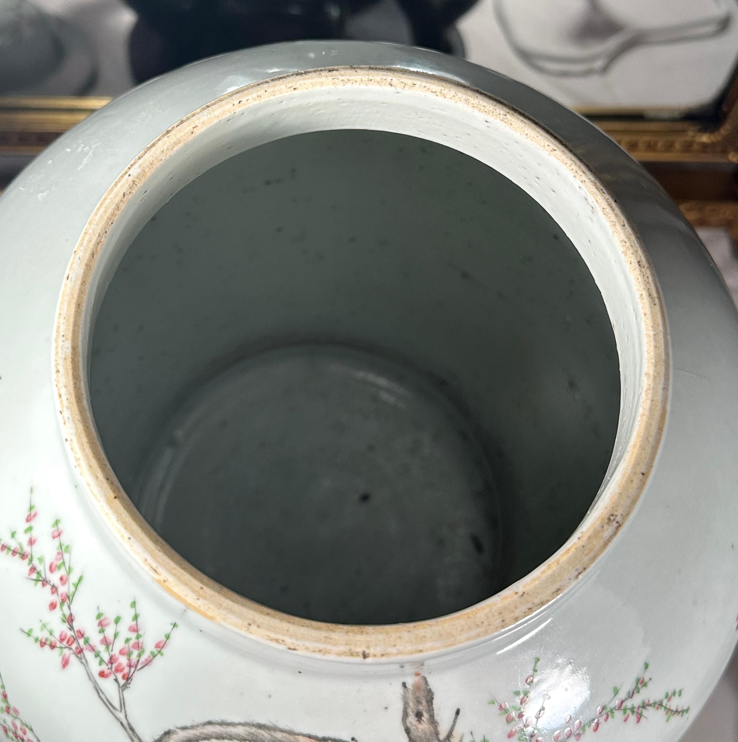 Grand vase balustre en porcelaine de la famille rose de Chine, jarre à temple. en vente 6
