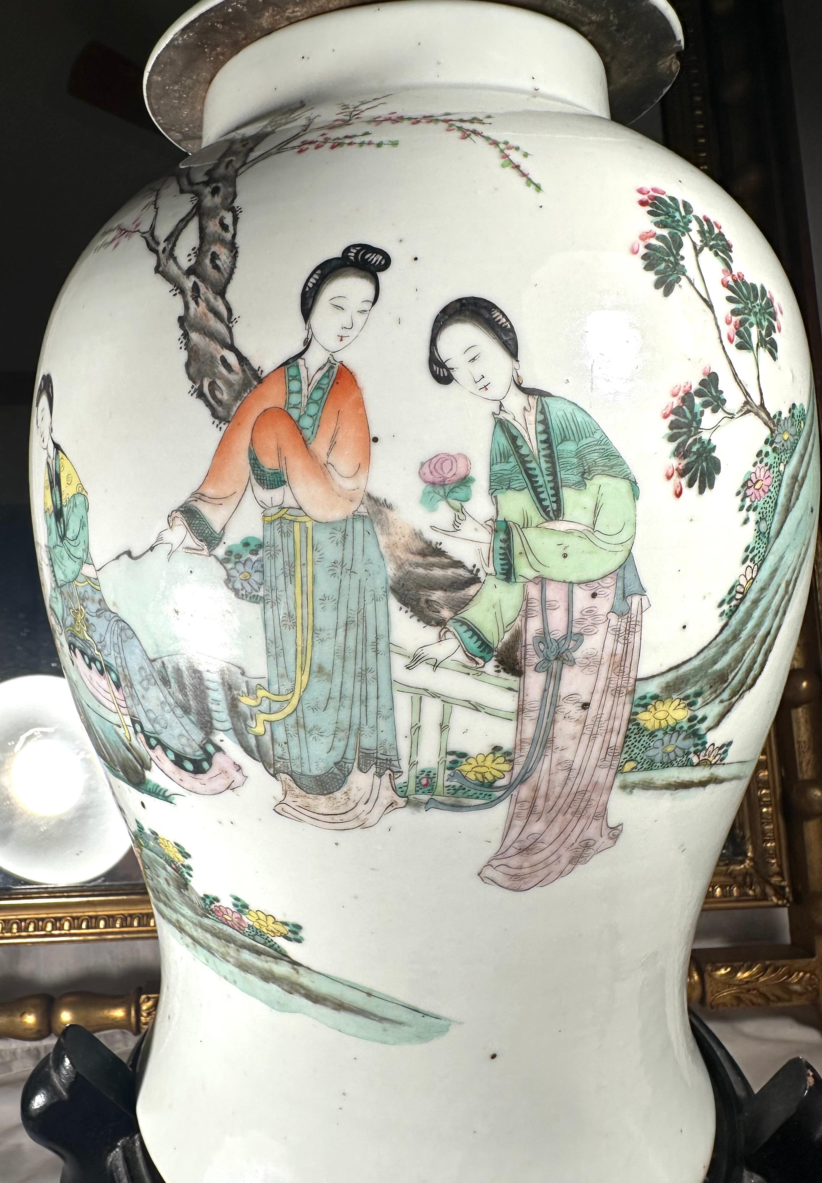 Grand vase balustre en porcelaine de la famille rose de Chine, jarre à temple. en vente 9