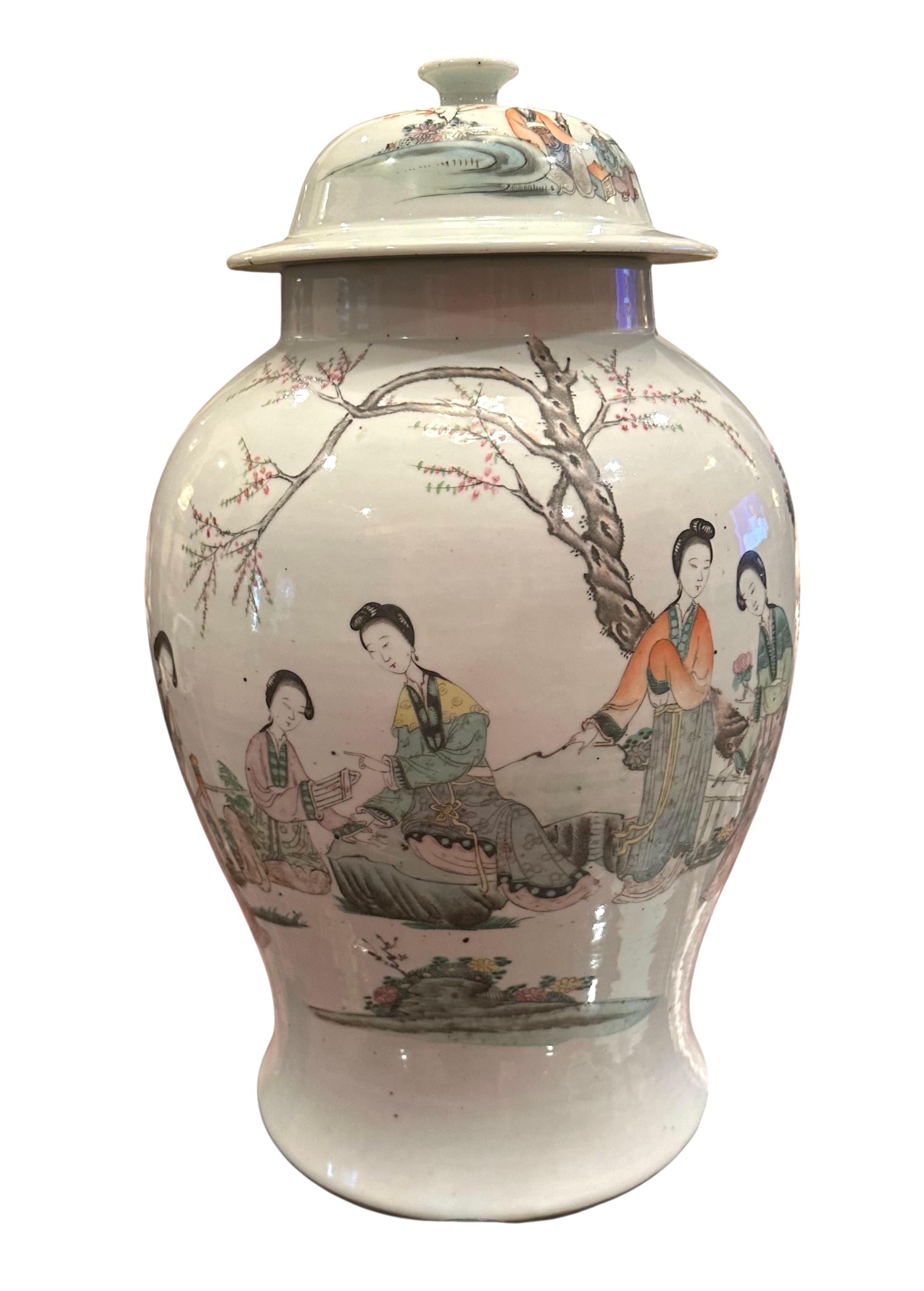 Grand vase balustre en porcelaine de la famille rose de Chine, jarre à temple.

Grande et belle jarre de temple en porcelaine chinoise Famille Rose peinte à la main au début du 20e siècle. La Famille Rose a une pâte très raffinée qui produit une