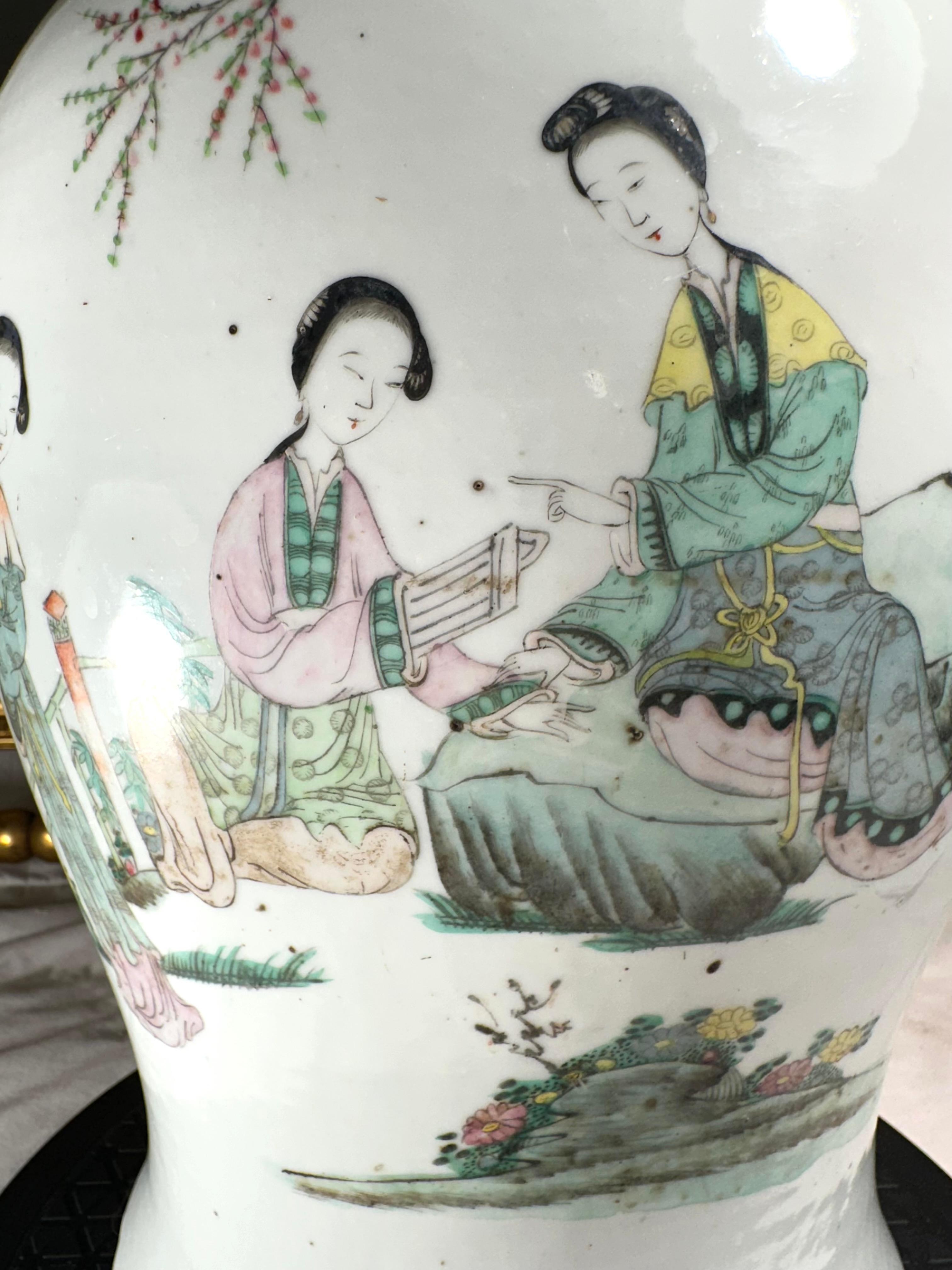 Chinois Grand vase balustre en porcelaine de la famille rose de Chine, jarre à temple. en vente