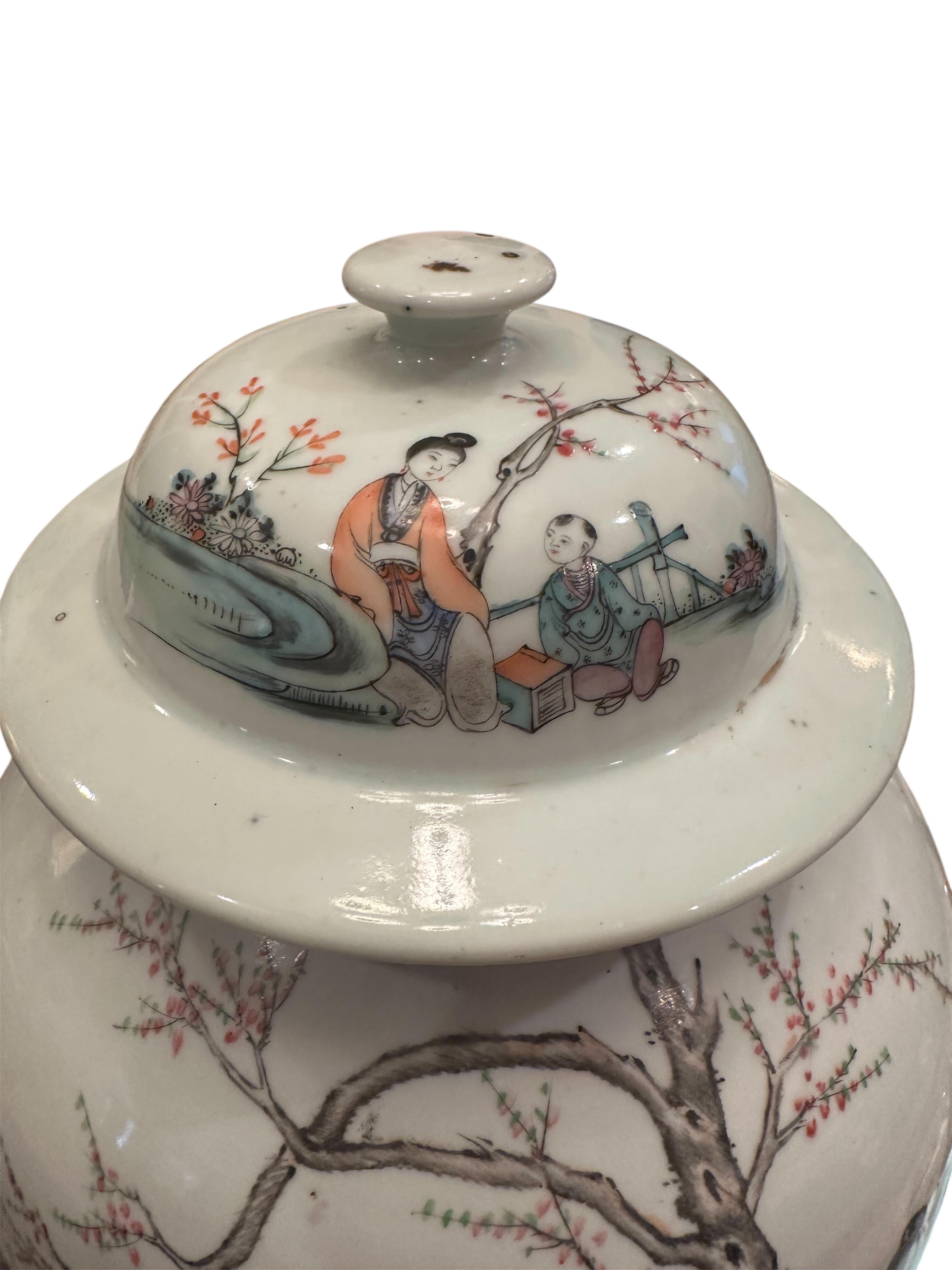 Peint à la main Grand vase balustre en porcelaine de la famille rose de Chine, jarre à temple. en vente