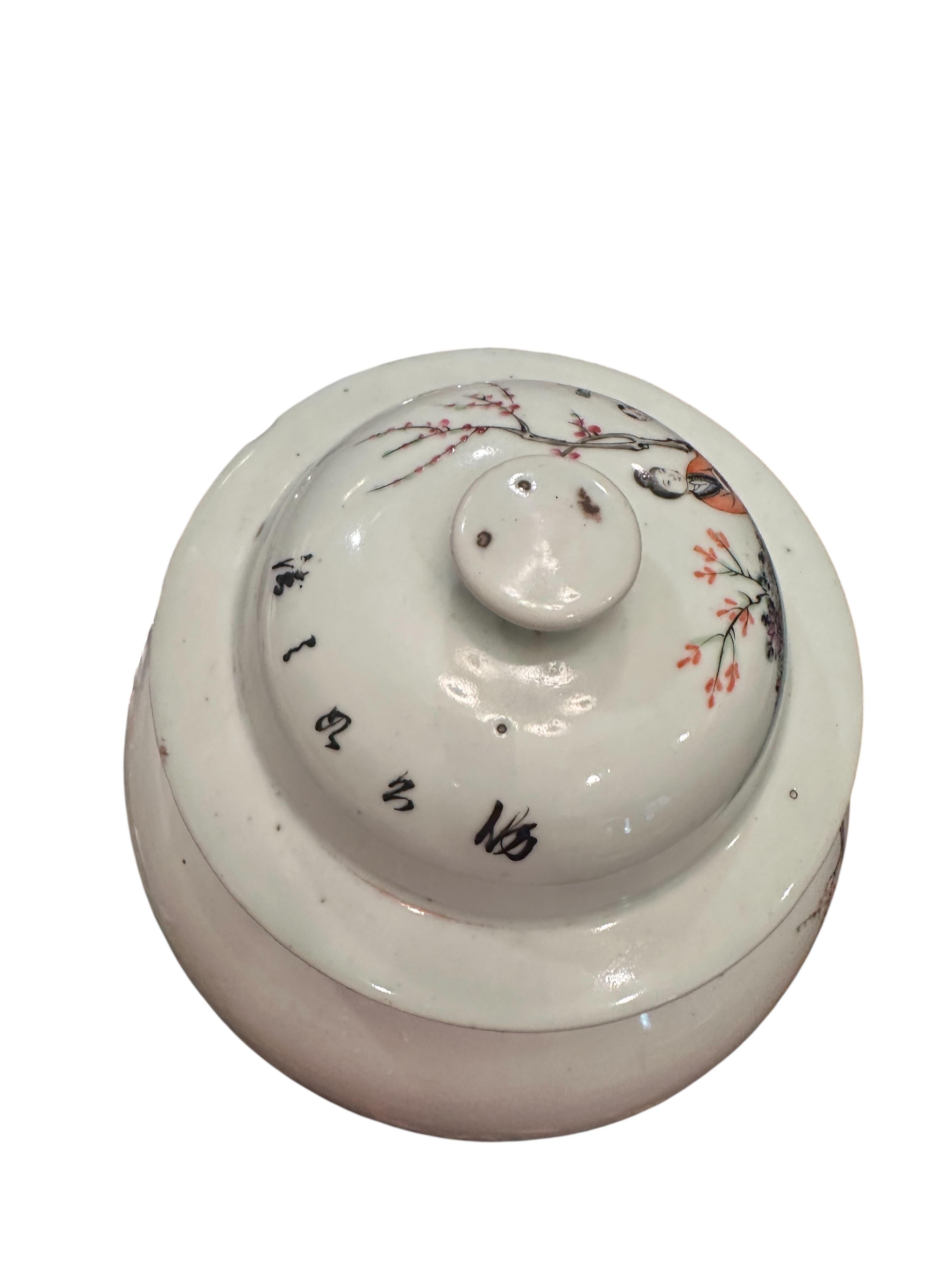 Grand vase balustre en porcelaine de la famille rose de Chine, jarre à temple. Bon état - En vente à Vero Beach, FL