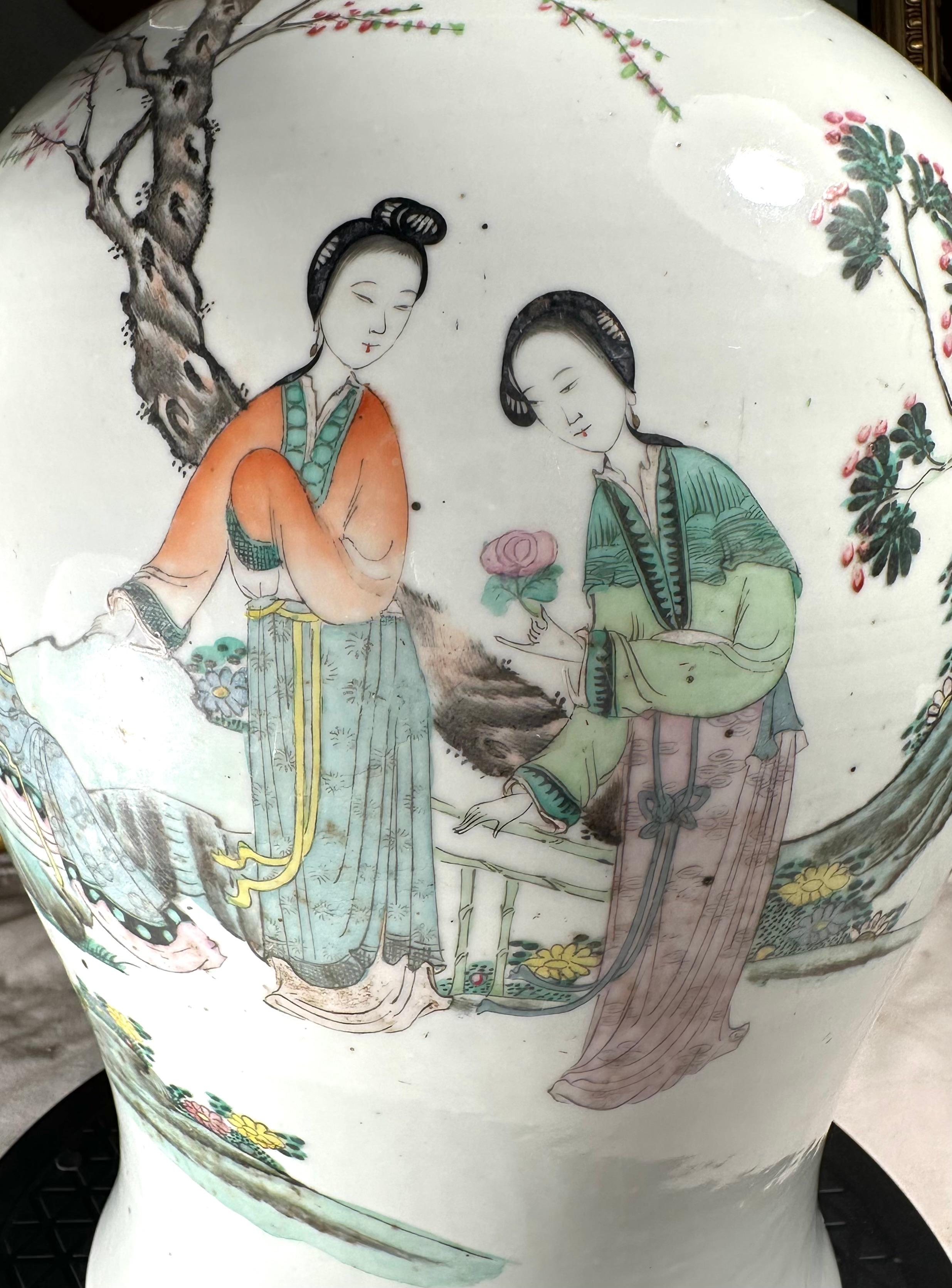 20ième siècle Grand vase balustre en porcelaine de la famille rose de Chine, jarre à temple. en vente