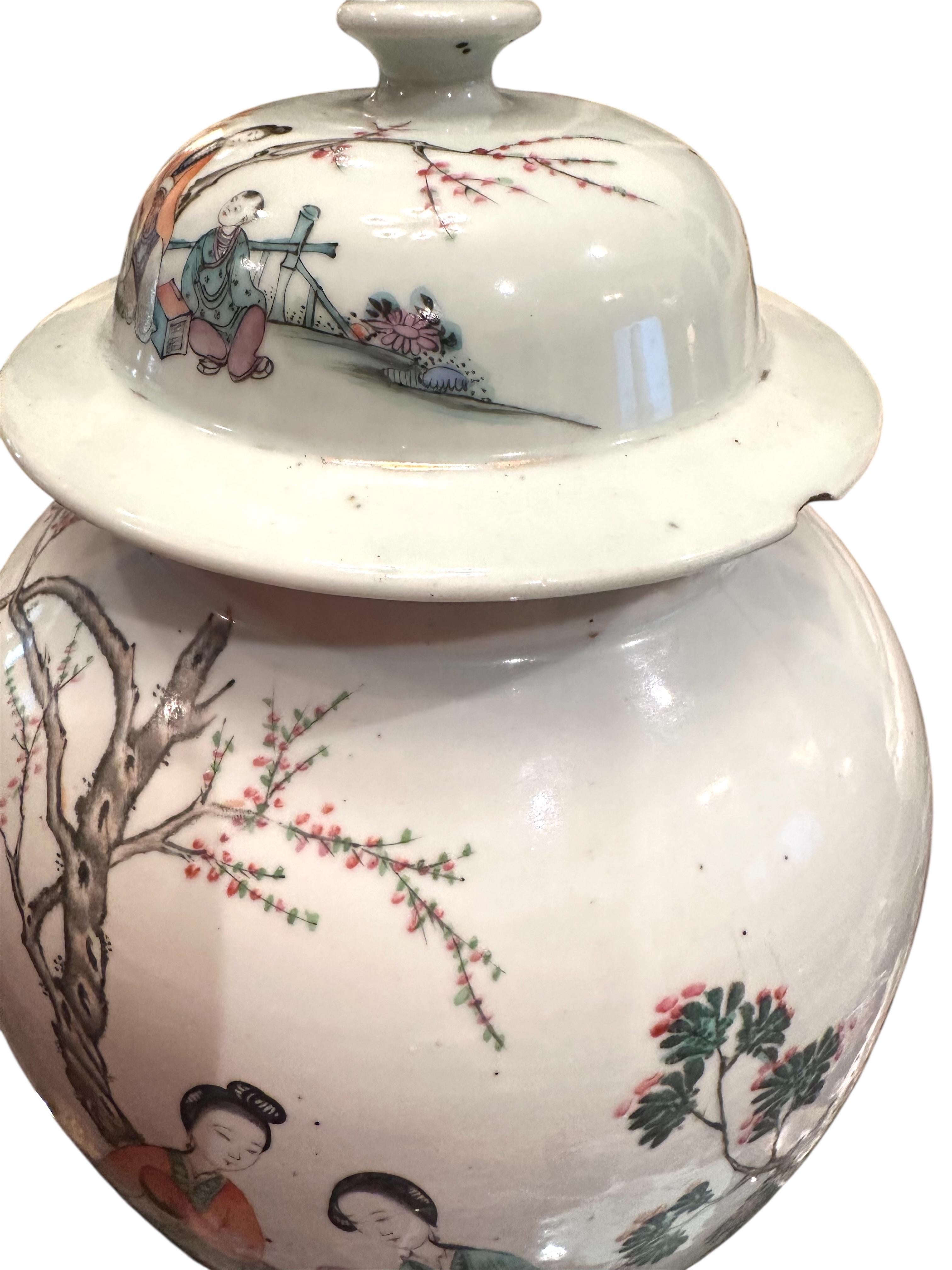 Porcelaine Grand vase balustre en porcelaine de la famille rose de Chine, jarre à temple. en vente