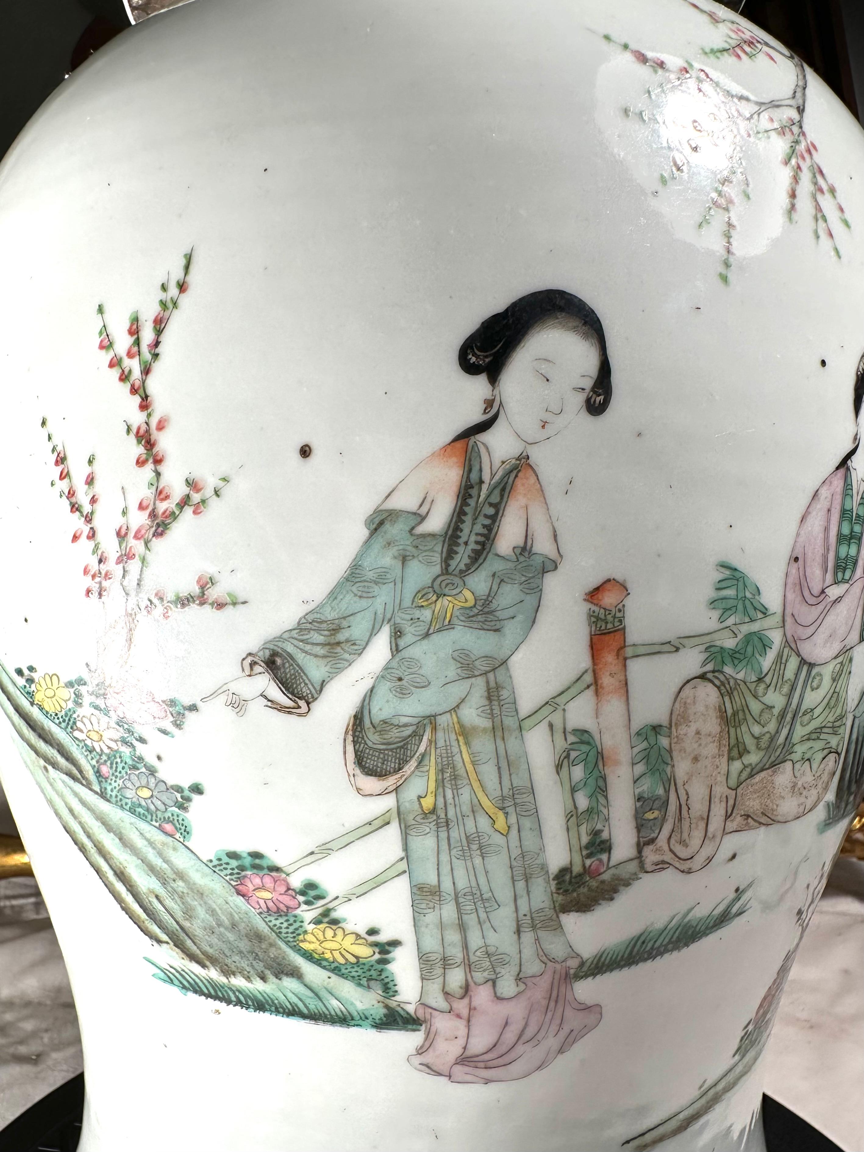 Grand vase balustre en porcelaine de la famille rose de Chine, jarre à temple. en vente 1