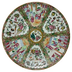 Grande assiette de présentation ancienne en porcelaine Famille Rose de Chine, vers 1880-1890