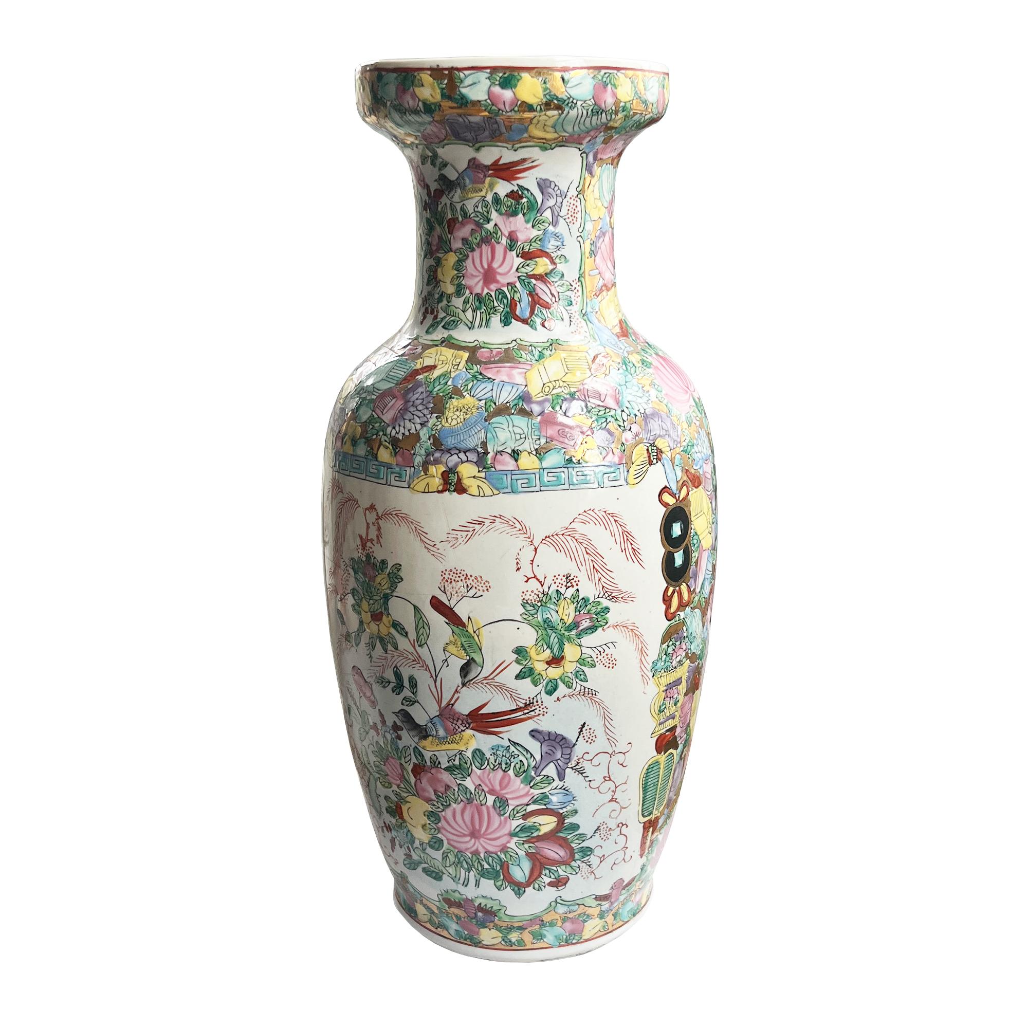 Questo grande vaso antico cinese Famille Rose è uno spettacolare esempio di porcellana in stile Qing dipinta a mano, riccamente decorata con smalti vivaci, accenti dorati e un'eccezionale arte a più pannelli. Il pezzo presenta la tradizionale