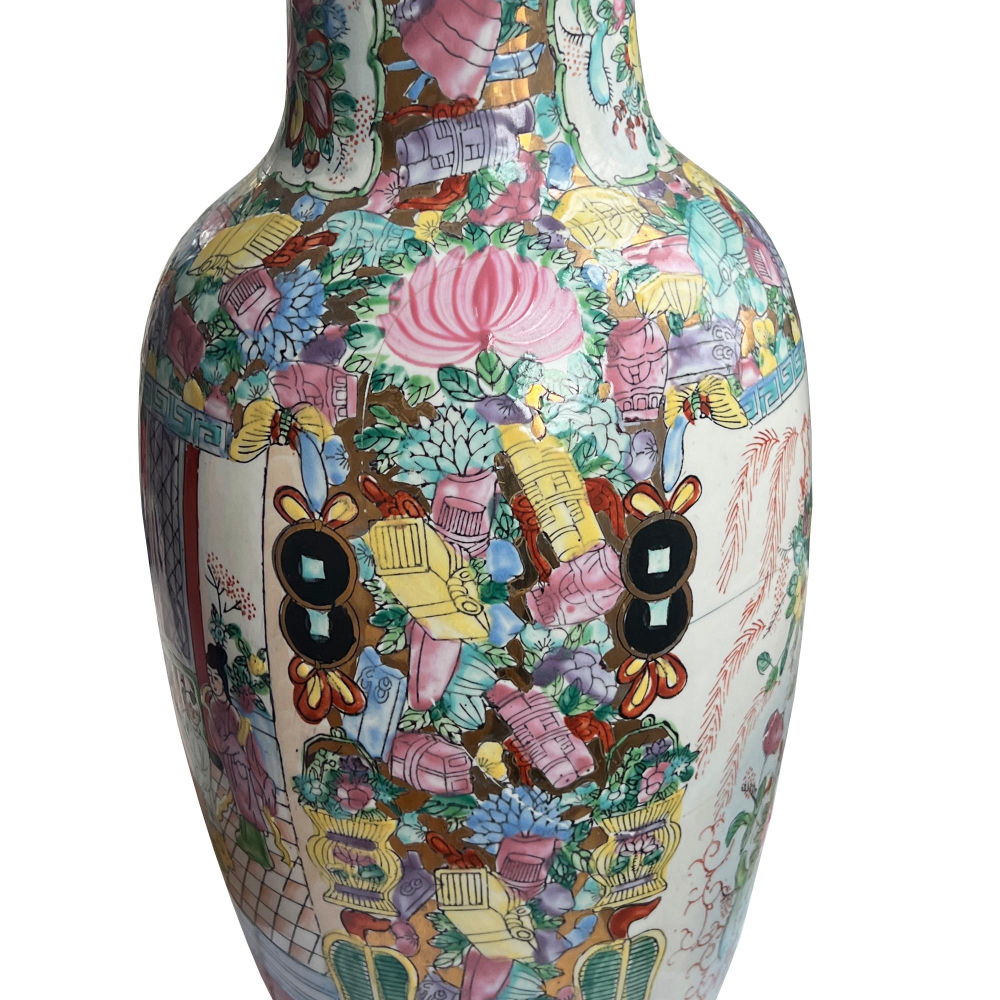 Cinese Grande vaso antico cinese in porcellana Famille Rose dipinto a mano con scena floreale in vendita