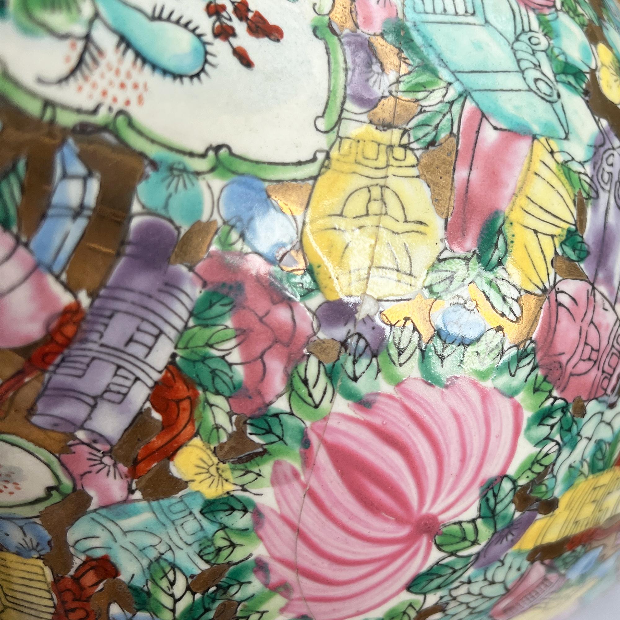 Grande vaso antico cinese in porcellana Famille Rose dipinto a mano con scena floreale In condizioni buone in vendita a Oklahoma City, OK