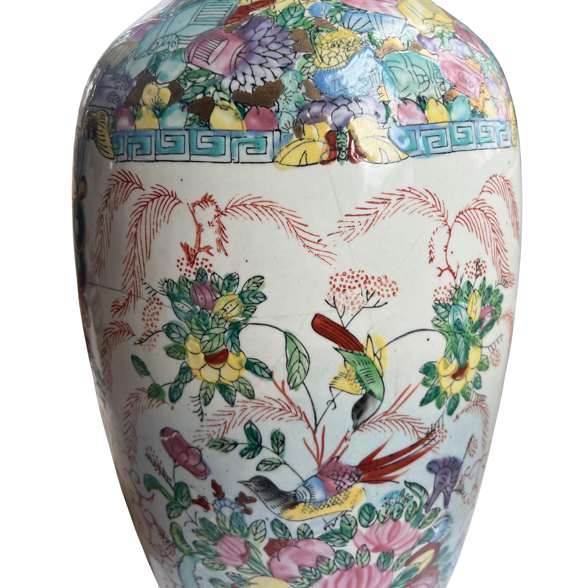 XX secolo Grande vaso antico cinese in porcellana Famille Rose dipinto a mano con scena floreale in vendita