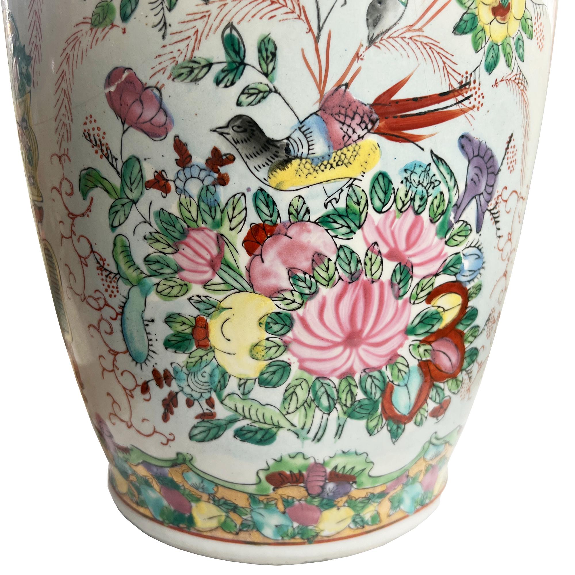 Ceramica Grande vaso antico cinese in porcellana Famille Rose dipinto a mano con scena floreale in vendita