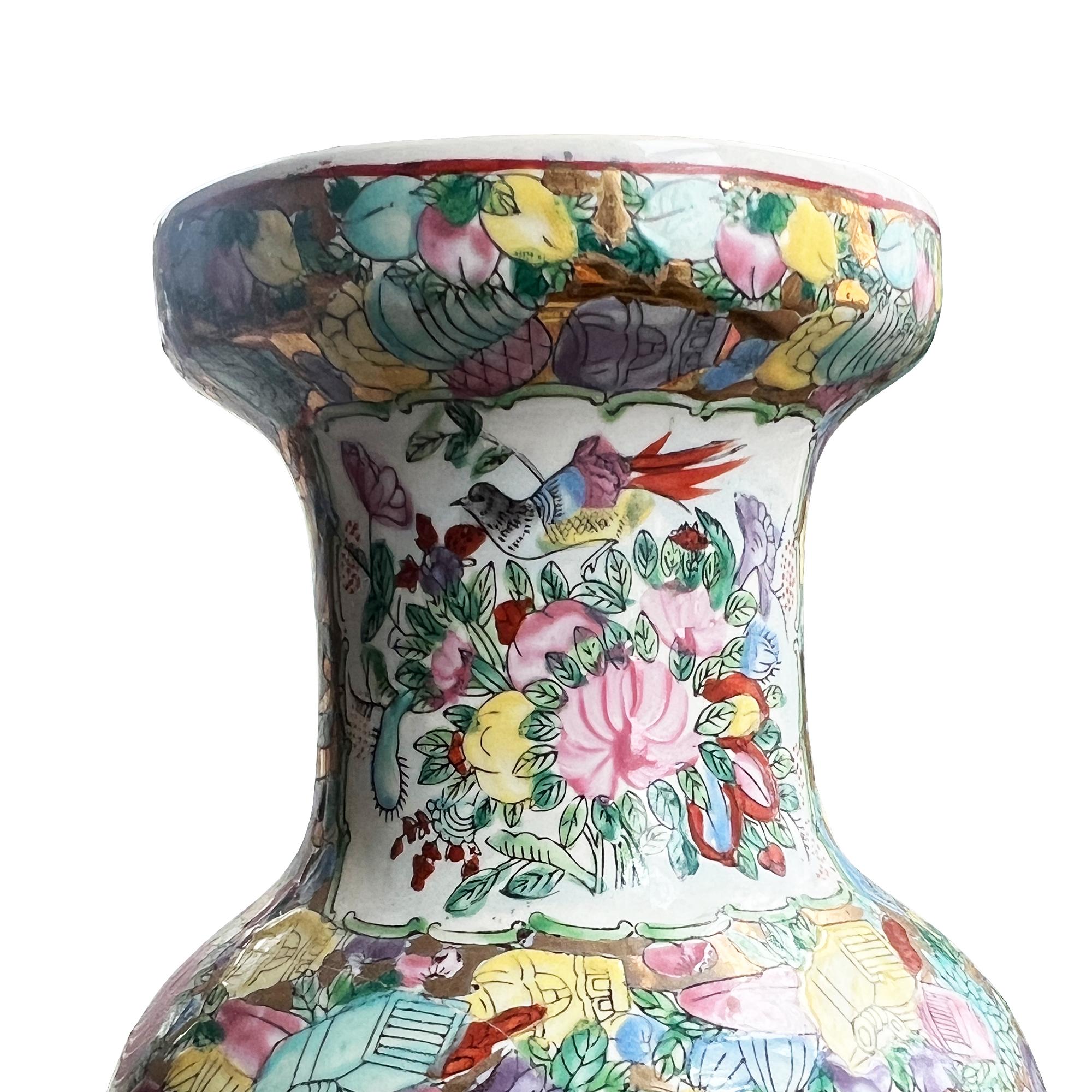 Grande vaso antico cinese in porcellana Famille Rose dipinto a mano con scena floreale in vendita 1