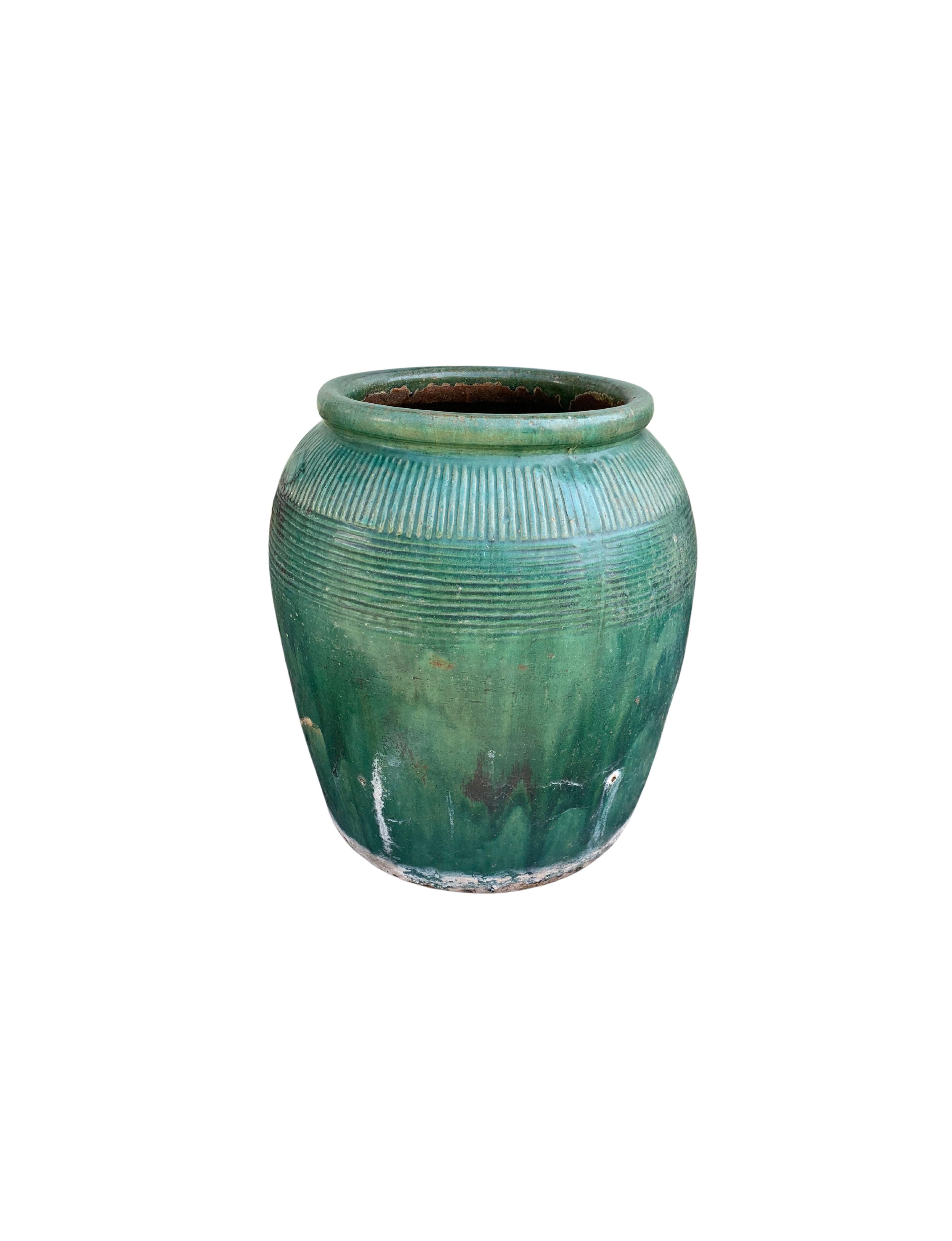 Chinois Ancienne jarre à saucière chinoise en céramique émaillée verte, vers 1900 en vente