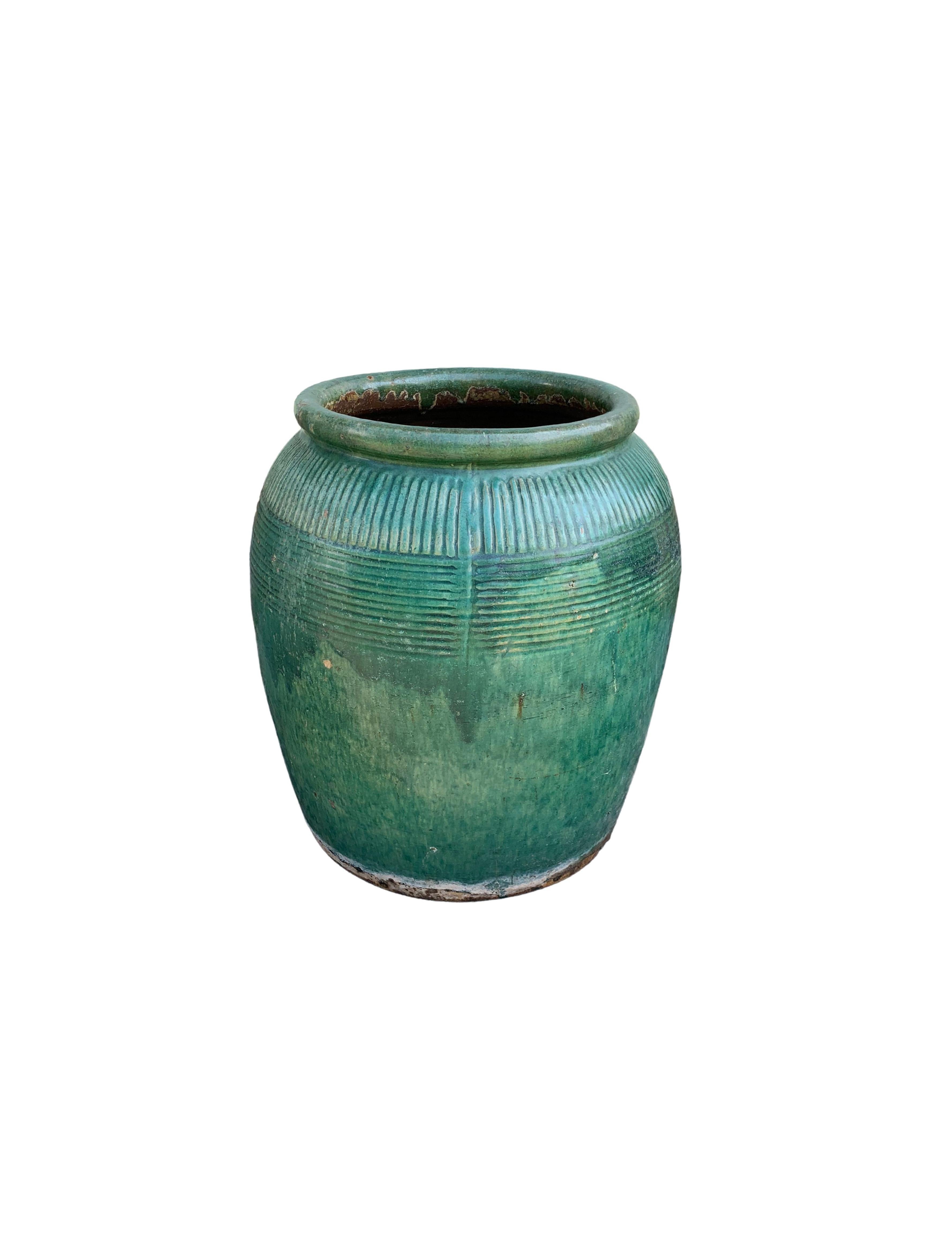 20ième siècle Ancienne jarre à saucière chinoise en céramique émaillée verte, vers 1900 en vente