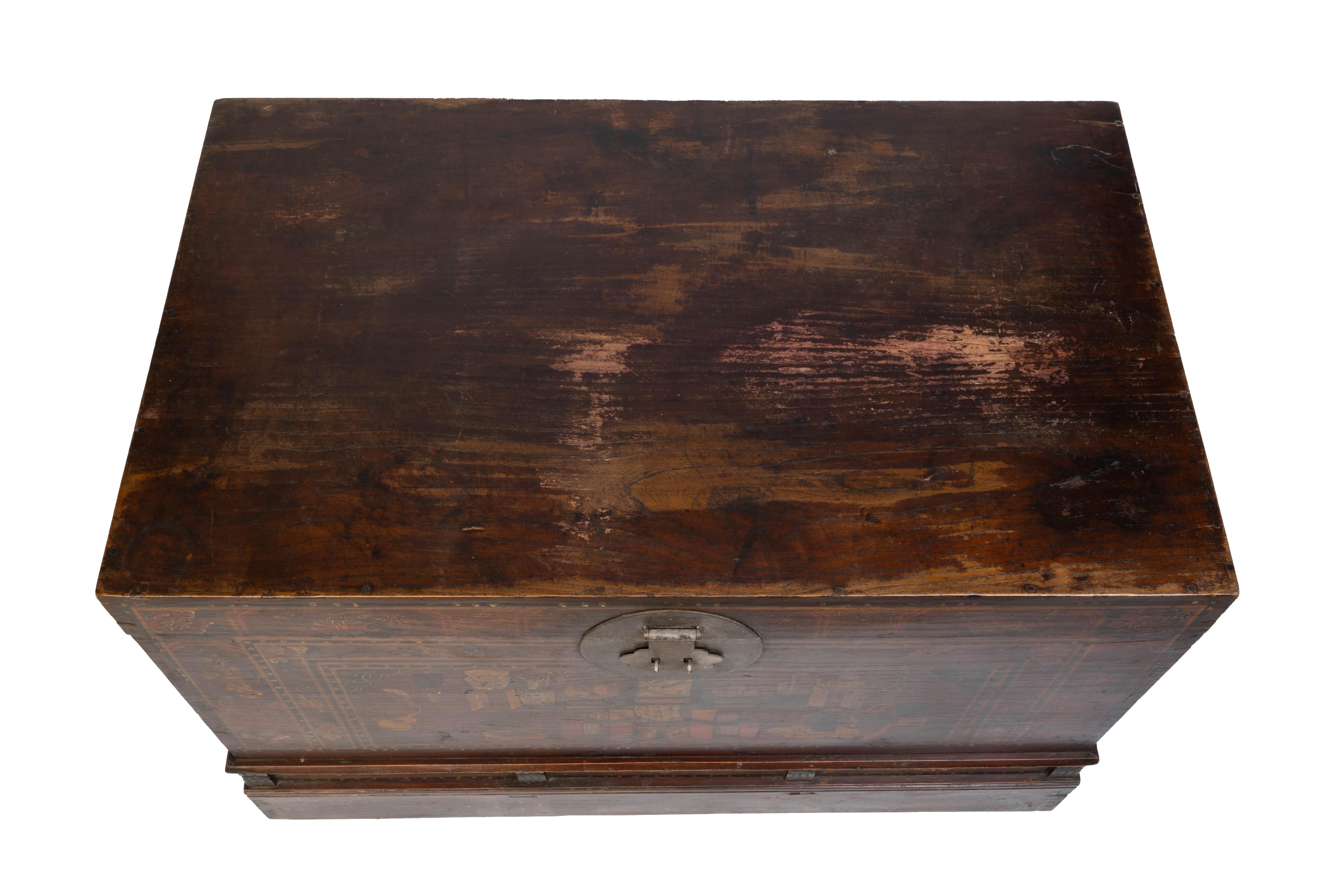 Large Antique Chinese hand-Painted And Lacquered Elm Trunk Blanket Chest For Sale 5