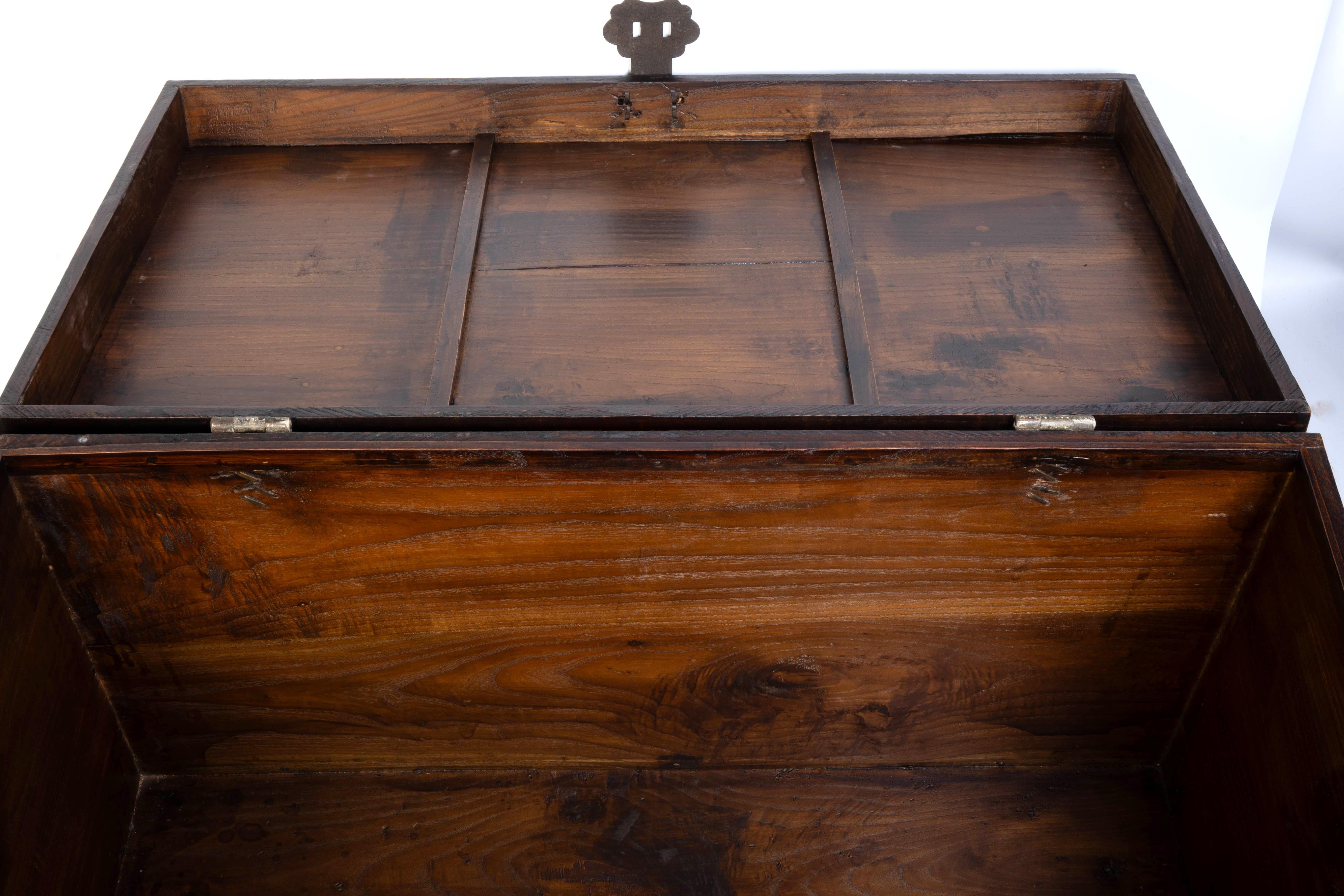 Large Antique Chinese hand-Painted And Lacquered Elm Trunk Blanket Chest For Sale 7