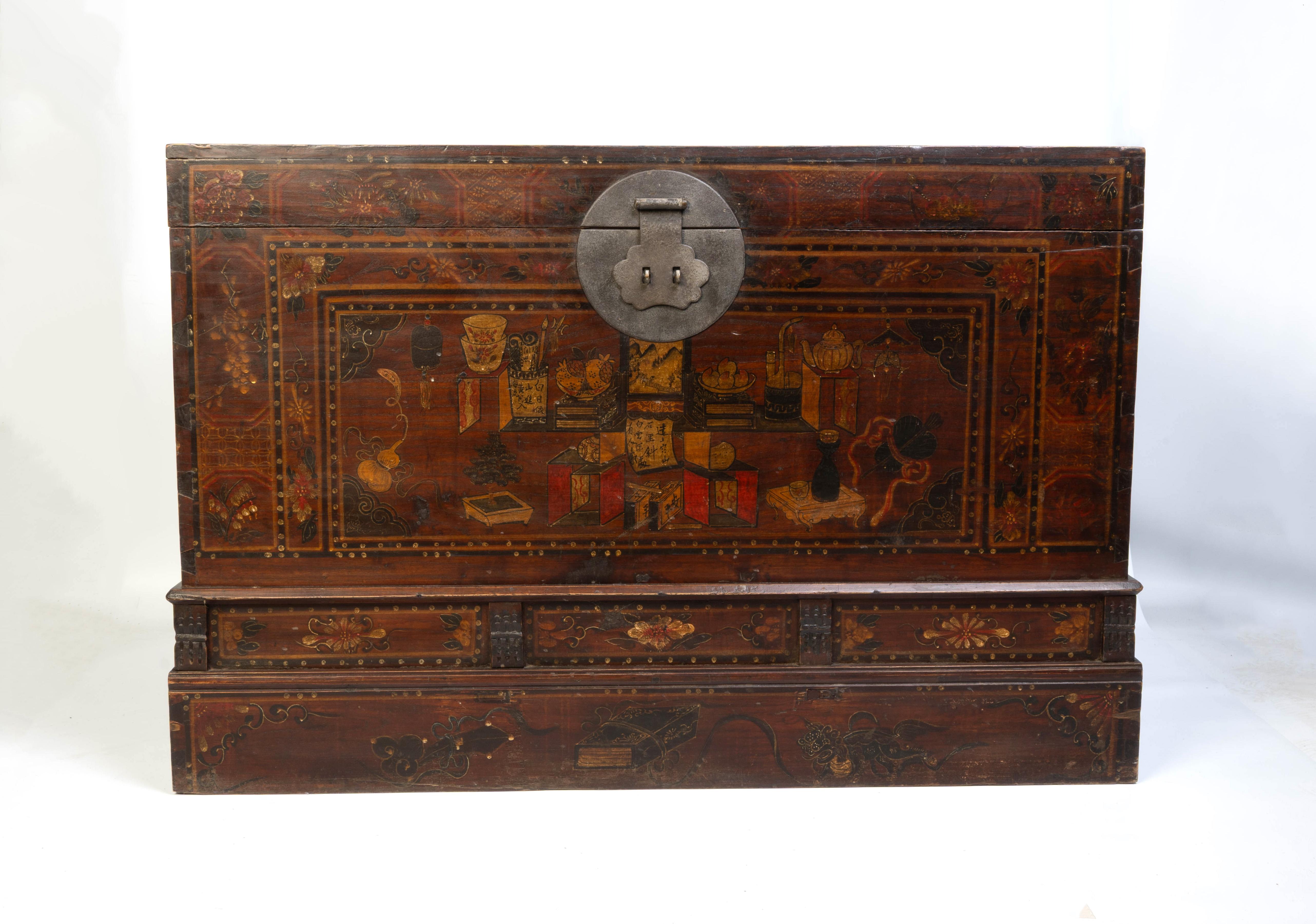 Large Antique Chinese hand-Painted And Lacquered Elm Trunk Blanket Chest In Good Condition For Sale In London, GB